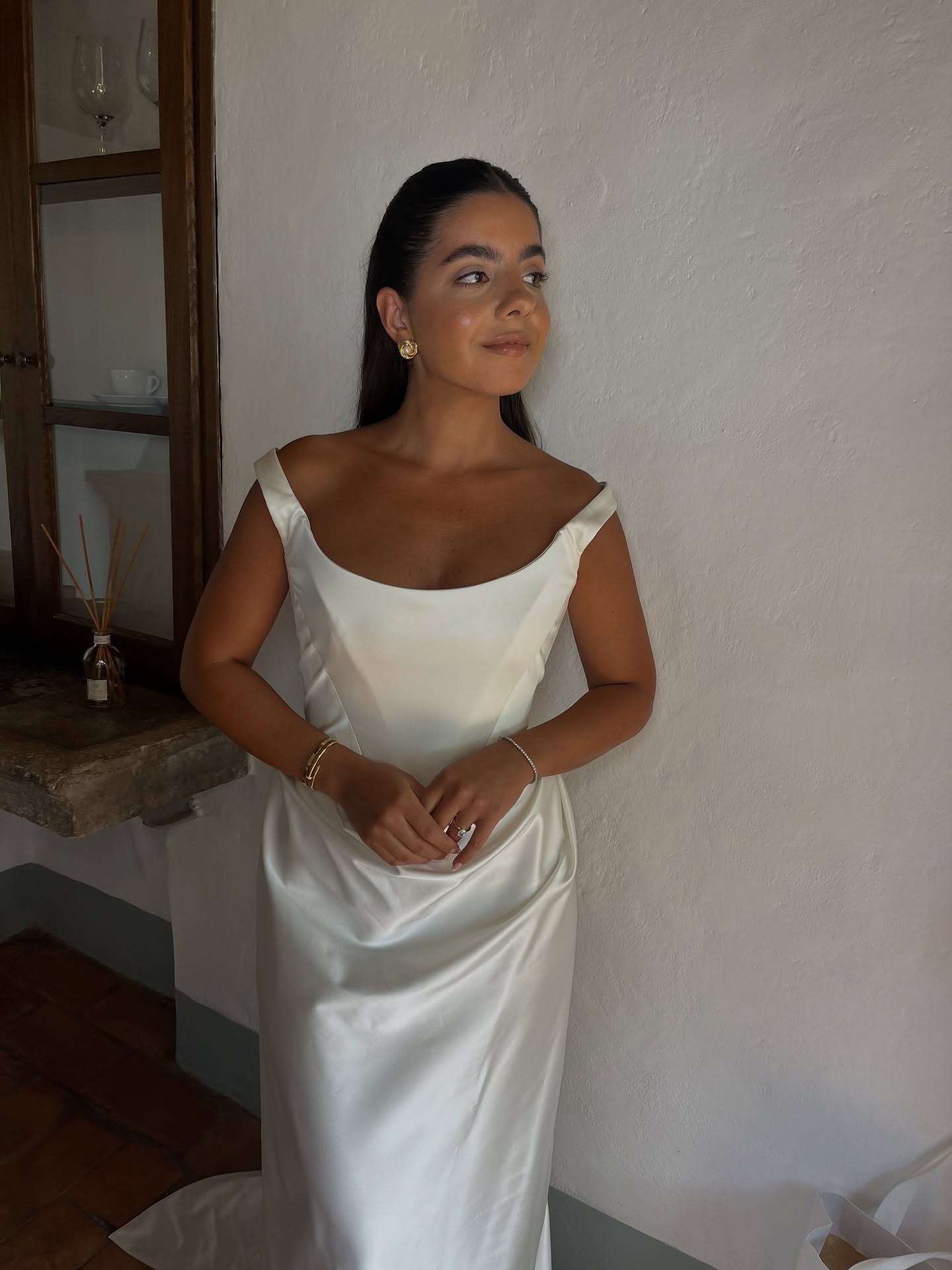 The beautiful Vanessa ✨
It’s always the biggest pleasure to be flown out to do a brides glam, and this was no exception.
We did a trial the day before, and on the day the only tweak we made was using a matte shadow on the eyes, and letting the skin do all the glowing!
Swipe to the end to see the whole look come together ❤️
Hair & Makeup @____cesca____
Location @villacozzano
Planner @morettievents
Bridalwear @viviennewestwood