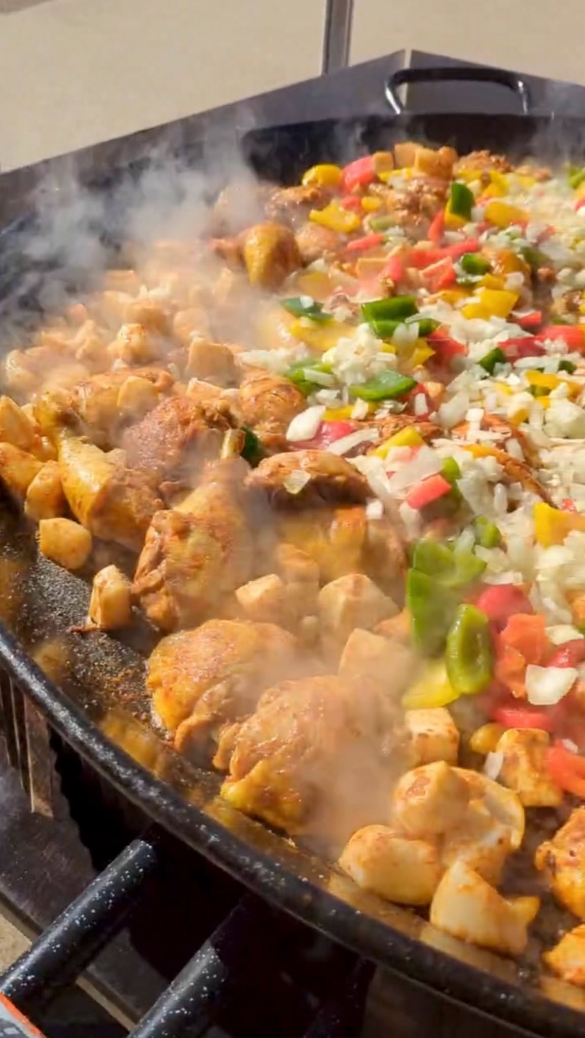 Ce que le chef voit 𝓥𝓢 Ce que les invités voient 😍
#traiteur #traiteurespagnol #montpellier #montpelliernow #montpellierfood #montpellierevent #paellalovers #paellatime #foodie #cuisineespagnole #gastronomieespagnole #eventcatering #fiesta #wedding #weddingfood #saveursespagnoles