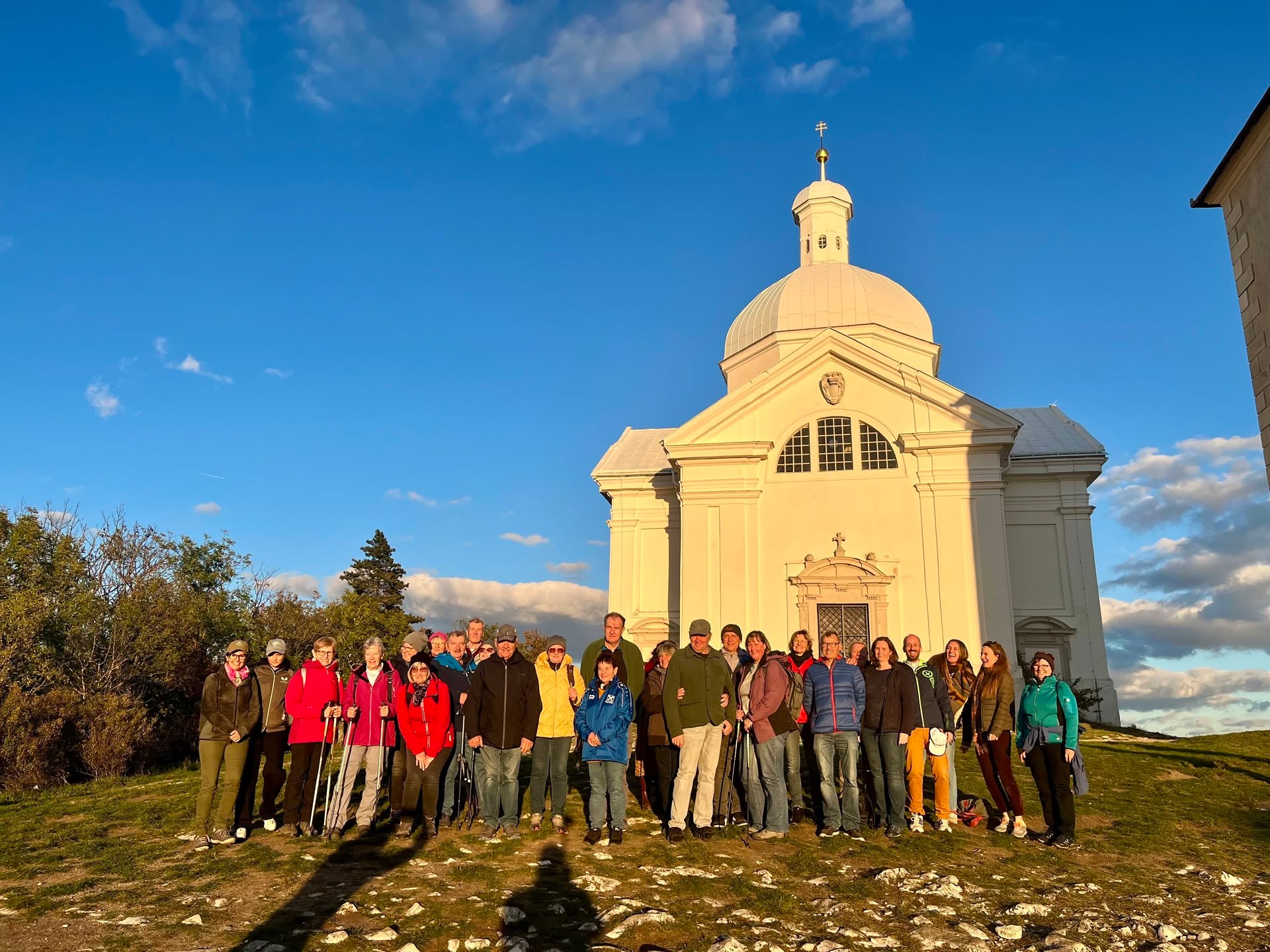 Ohlédnutí za úspěšným a radostným setkáním s poutníky z rakouského Drasenhofenu. 🇨🇿🇦🇹
Rückblick auf ein erfolgreiches und erfreuliches Treffen mit den PilgerInnen vom Pfarrverband Weinland Nord. 🇦🇹🇨🇿
__
Děkujeme Význačné kolegiátní kapitule u sv. Václava v Mikulově, @farnostimikulovska a @galerie_konvent za pomoc při organizaci akce.
foto (c) František Zelinka
#svatykopecek #svatykopecekmikulov #mikulov #nikolsburg #pout #wallfahrt #pilgerfahrt #wallfahrtsort #pilger #poutnici #happy