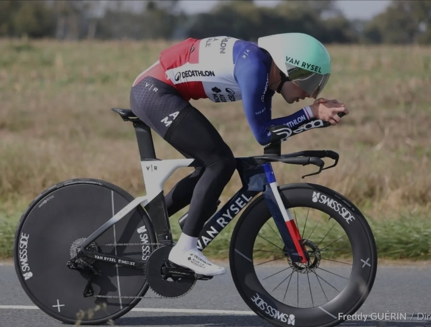 #madeinABC 🟦🟨🟥
Arthur Blaise, Champion de 🇫🇷 U23 du CLM est au départ du Chrono des Nations aux Herbiers. Il sera accompagné dans la voiture par Juiien Chaba et Patrick Arango 💪💪.