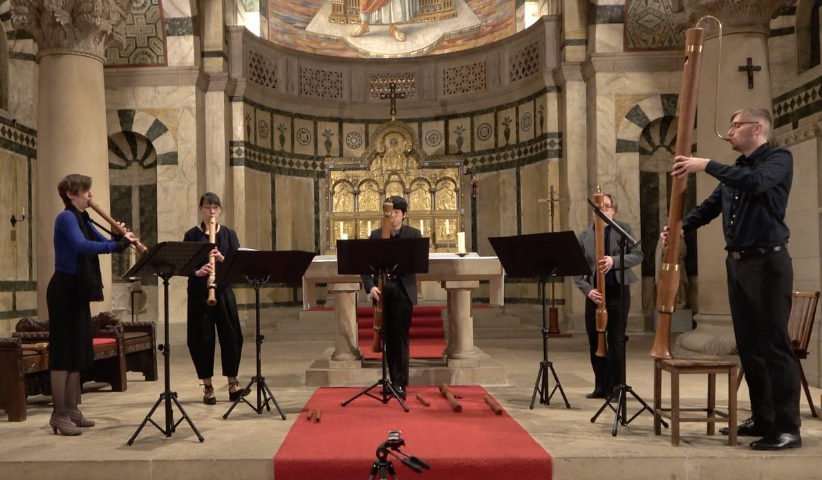 Das CRADLE Ensemble ist das erste große Blockflöten-Consort in der Stadtgeschichte Berlins, welches sich ausschließlich auf die fünfstimmige Renaissancemusik spezialisiert und dieses Repertoire vollumfänglich umsetzen kann.
Und dies mithilfe des großen Renaissance-Blockflötensatzes von Ture Bergstrøm: 14 Instrumente, die vom 2 Meter hohen Oktavbass bis zur 30 Zentimeter langen Sopranflöte das ganze Klangspektrum der Blockflöten-Consortmusik umfassen können.
Die Mitglieder des Cradle Ensembles haben sich in Berlin kennengelernt und alle an der Universität der Künste u.a. bei Prof. Christoph Huntgeburth und Prof. Gerd Lünenbürger studiert. Weitere Studien führten sie nach Brüssel, Rotterdam, Amsterdam, Basel, London und Sevilla.
Vorweisen können sie eine rege Konzerttätigkeit mit Alter sowie auch Neuer Musik in Europa, Amerika und Asien.
📍 SONUS FEMINÆ am 1. November ab 19:15 Uhr in der @st.elisabeth.villaelisabeth — Tickets via Biolink
📷 © privat
@st.elisabeth.villaelisabeth @miakoklein @gregtheflute @veronika.schiela @yeuntae
#sonusfeminae #sonusfeminae2025 #beyondtheveil #klostermusik #italienischefrauenklöster #italianmonasteries #cradleensemble #blockflöten #blockflötenconsort #recorder #recorderconsort #komponistinnen #femalecomposers #frauenindermusik #womeninmusic #womeninearlymusic #altemusik #earlymusic #musichistory #womeninhistory #concert #konzert #stelisabethkirche #music #berlinmusic #berlinconcert #berlinculture #berlinevent #berlinmitte #berlin