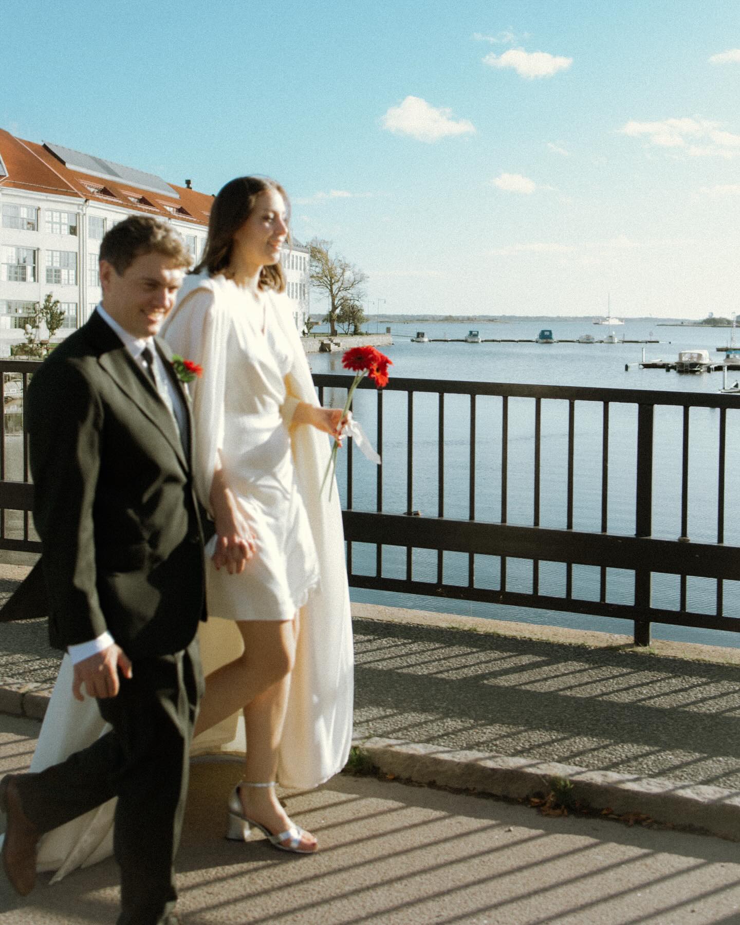 Mina bröllopskunder önskade avslappnade och ”operfekta” bilder som fångar känslan i ögonblicket - där de verkligen känner igen sig själva. En dokumentär känsla med old school-vibbar, direkt blixt och en touch av analogt. 🤍🎞️🪩
När jag fick den här förfrågan visste jag direkt att det skulle bli något nytt - en stil jag inte testat på tidigare. Och visst kom känslan av osäkerhet smygande, men istället för att låta den ta över tänkte jag: ”det fixar väl jag!” ✨💁🏼♀️
Jag spenderade dagar innan bröllopet med att testa olika inställningar, ljus och redigeringar för att få till rätt känsla. Till och med sambon fick agera modell (tur att han är van nu). På själva dagen var jag sedan redo och det blev precis så fint som jag hoppats. 💍📸
Detta är ett exempel som beskriver mig som person. Just de där utmaningarna, stora som små, gör att vi utvecklas och hittar nya sätt att skapa på, och det är enligt mig något av det roligast med att arbeta inom ett kreativt yrke!
Så till dig som just nu befinner dig i en känsla av osäkerhet - våga hamna i obekväma situationer för att växa. Du kanske lär dig något längs vägen. ✨
_______________________________
💌 info@fotografstinamattsson.com
💻 www.fotografstinamattsson.com
.
.
.
.
.
#karlshamn #karlskrona #bröllopsfotograf #bröllop2025 #bröllop2026 #fotografblekinge #fotografskåne