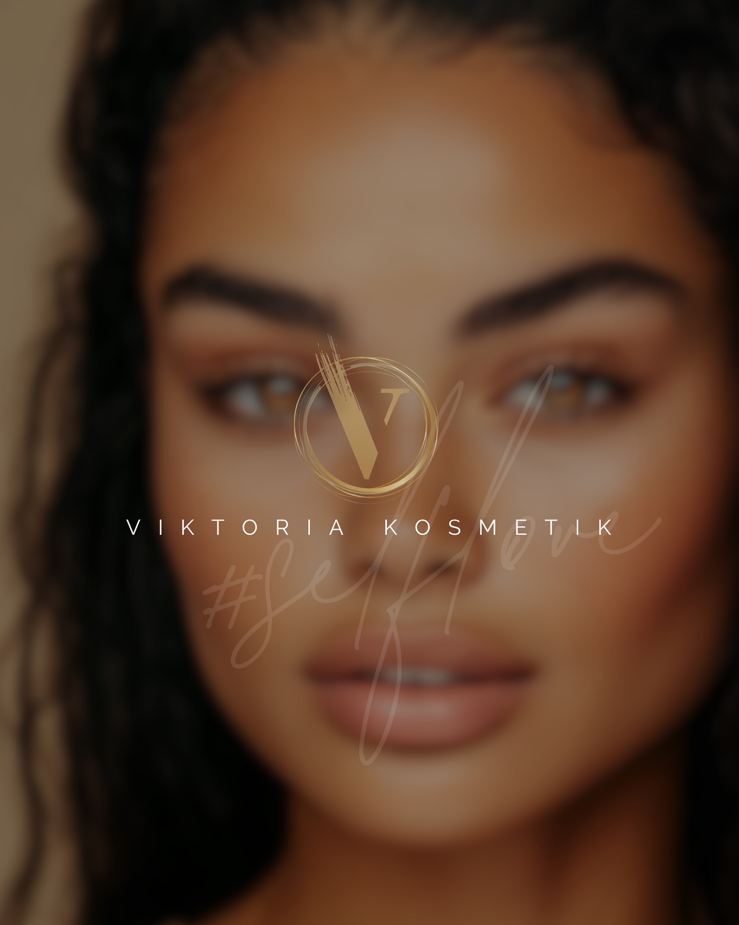 Was bedeutet Schönheit für dich –
ein perfektes Make-up oder das Gefühl, dich wohl in deiner Haut zu fühlen?“ 💋
Ich sehe jeden Tag, wie Frauen im Studio aufblühen –
nicht, weil ich sie verändere,
sondern weil sie beginnen, sich selbst wieder zu sehen. ✨
#InnerGlow #SelfloveJourney #BeautyWithPurpose