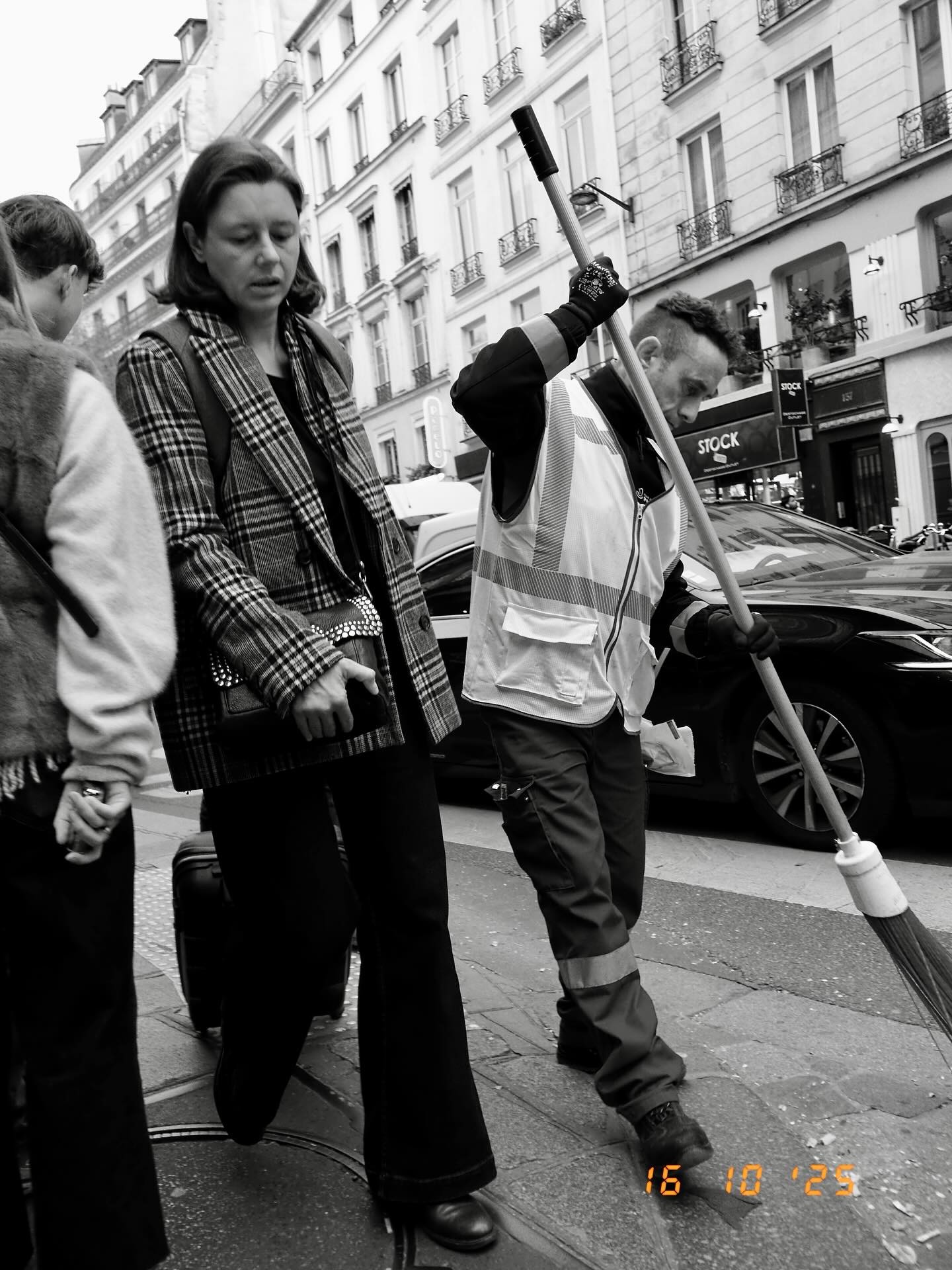 Petit tests du Fuji XHalf.
Comme d’habitude avec Fuji, les simulations de film sont au top. On retrouve cet aspect argentique et là, ils ont poussé le concept plus loin. Il est possible de basculer l’appareil en mode argentique. On choisit la pellicule, le nombre de poses et c’est parti ! Obligé d’attendre la fin de la pellicule virtuelle pour voir les photos.
Alors, oui, la qualité est moindre qu’aux autres appareils de la marque (hors instax bien entendu). Ceci dit, sa taille très réduite en font mon appareil du quotidien. Par contre, mauvais point : son prix.
#streetphoto #streetphotography #acros #fuji #fujifilm #argentique #analog #xhalf #fujixhalf #noiretblanc #blackandwhite #blackandwhitephotography #laoujevais