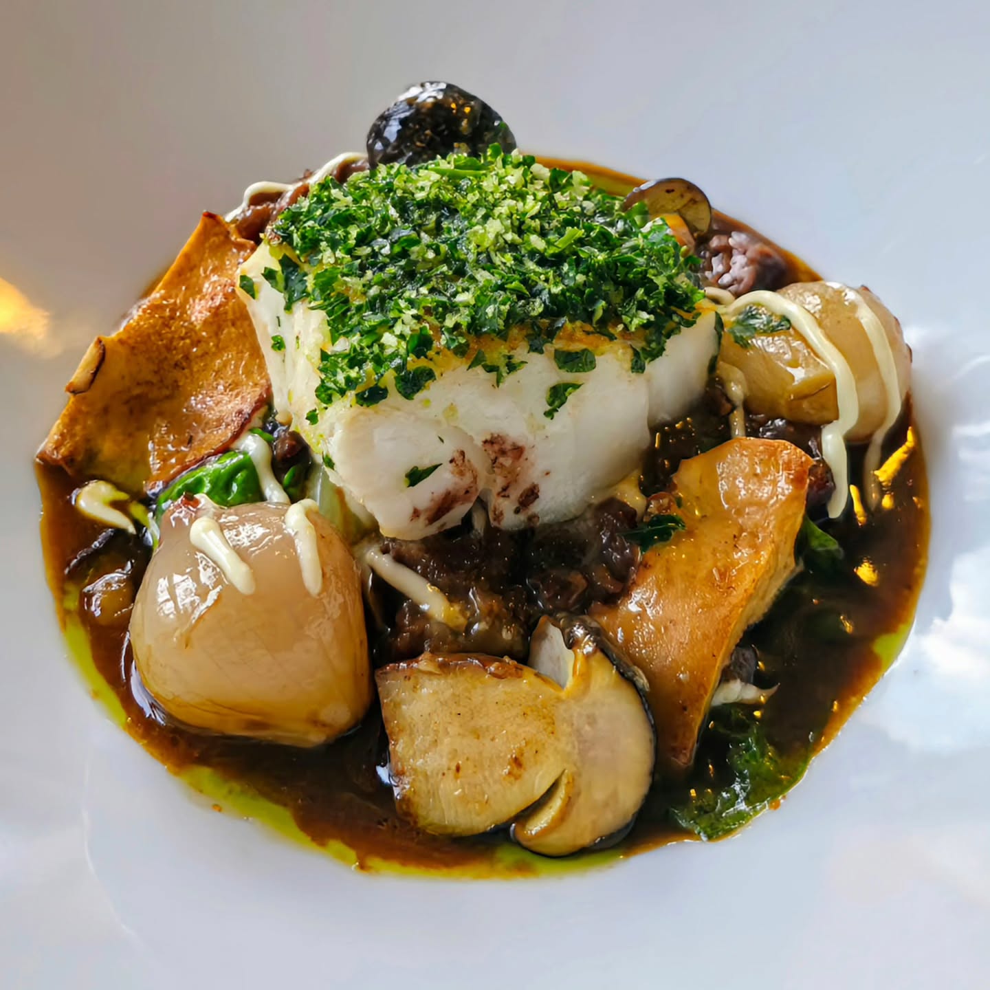 Roast cod loin, parsley crust, own foraged bouchon ceps and pied de mouton mushrooms, PX braised oxtail, confit shallot, truffle aioli. Tonight's market fish - SOLD OUT 🔥👌🍄
#fishtank #ceps #pieddemouton #oxtail #bristolpubs