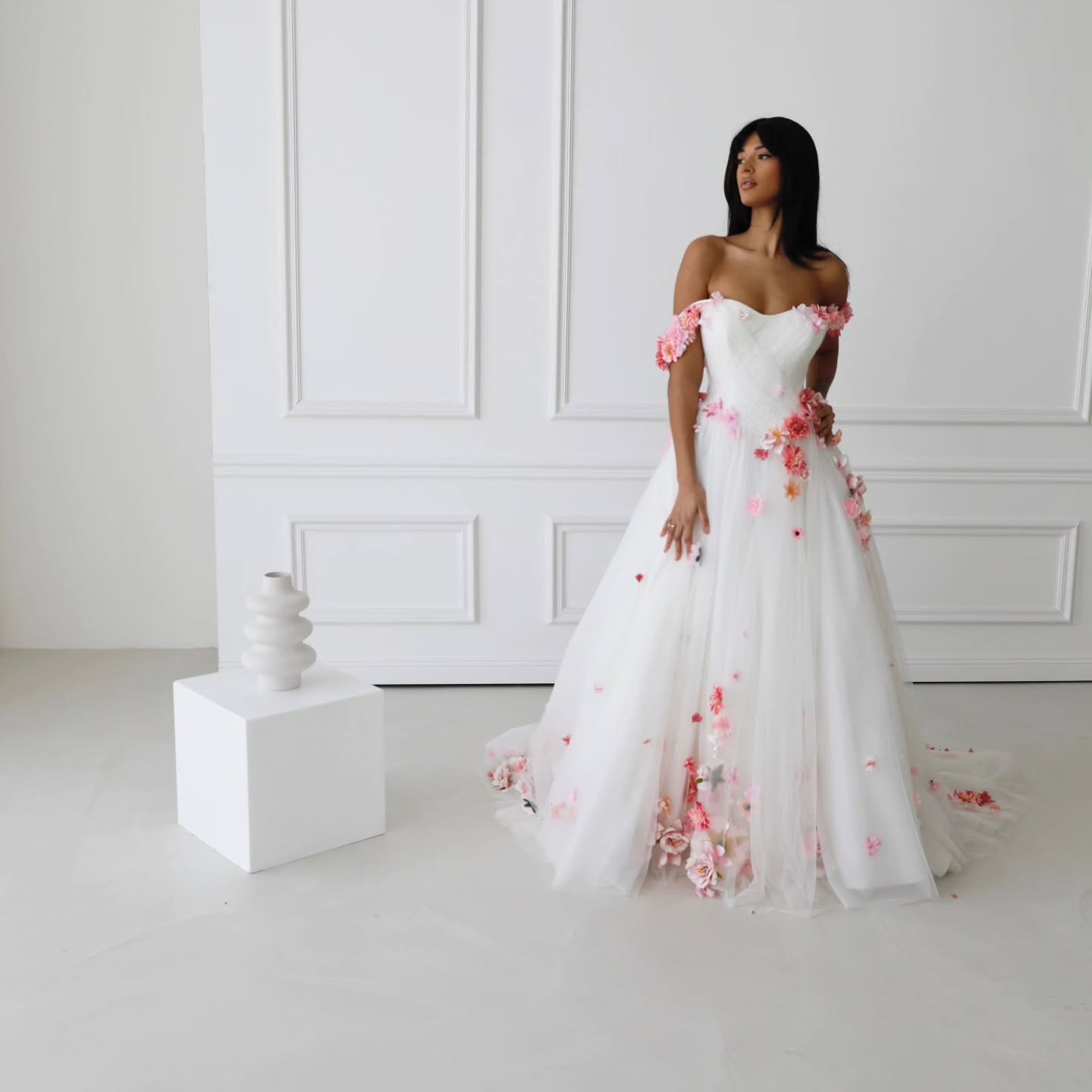 Dieses Kleid mit farbigen 3D Blüten und Blütenblättern ist etwas ganz besonderes