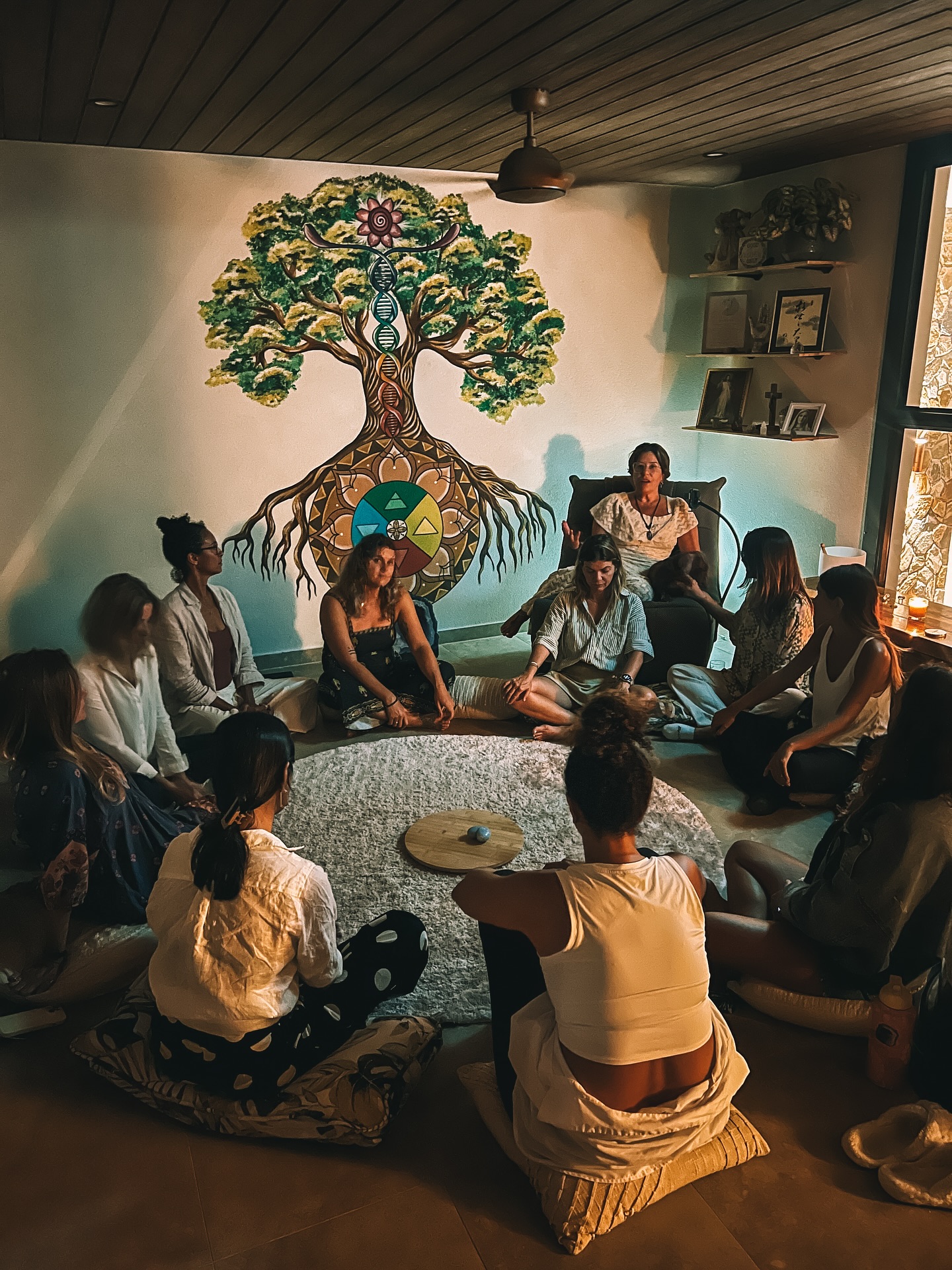 One of the things I believe most in life is living in harmony — in our relationships, with nature, and most importantly, within ourselves.
The planet is going through a great transition, and inevitably we’ll see more chaos unfolding. But chaos always comes before order. The universe is made of cycles — within and without, above and below. 💫
Yes, we can create magic on Earth, but to do so we must nurture our values, respect one another, and remember that everyone sees the world through their own lens.
That’s what this group of women teaches and nourishes in me: a circle of friendship, support, and deep listening. A monthly circle where we gather to share, laugh, cry, and grow together — always with open hearts.
Grateful for all the amazing women who cross my path. May we always remember: when women come together, something on the planet heals. 🌸
Com amor,
Kai 🌹