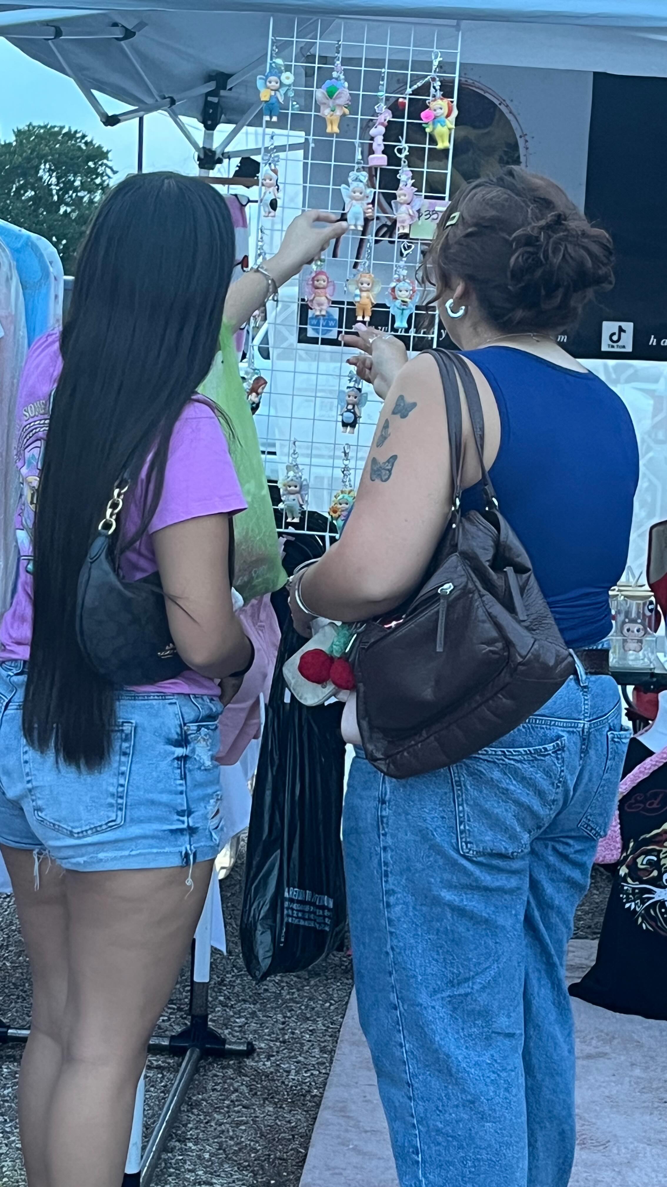 Always a good time at The Montrose Market! @themontrosemarket
Thanks to all our customers who came out to shop with us!
Harpy’s is catching the @houstontexans vs 49ers LIVE @nrgpark next weekend, so no more markets until NOVEMBER! 🍂
Go to our website or our socials for November markets info and special deals! See you soon! 💖✌🏼
www.harpysvintage.shop
#supportsmallbusiness #thingstodoinhouston #y2k #shopping #thankyou