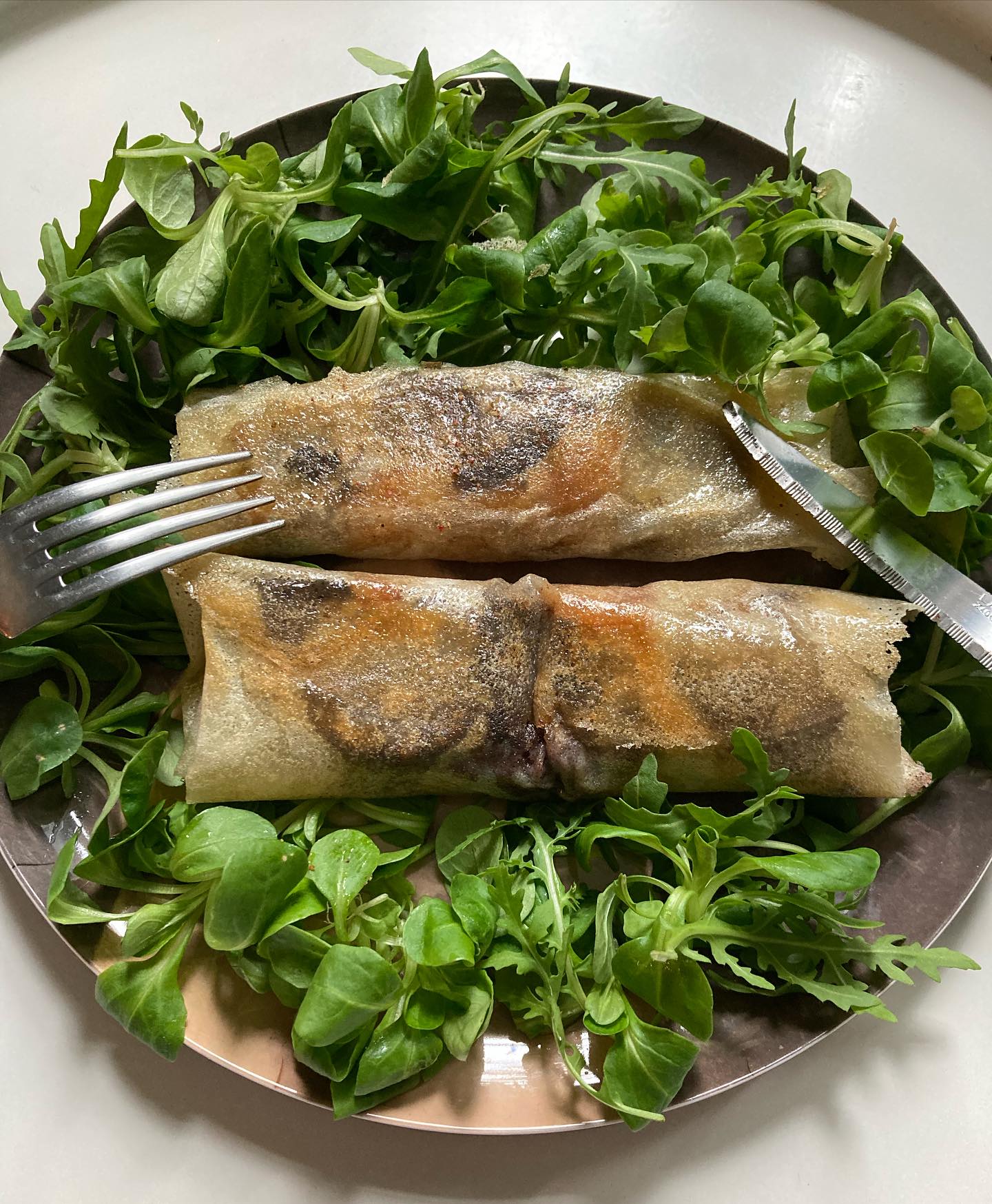 Bricks au boudin noir et pommes!
J’ai encore souvenir d’avoir goûté, il y a bien une vingtaine d’années peut être, des petits bonbons en papillotes au boudin et pommes chez Olympe, cette super cheffe! J’ai toujours rêvé de faire cette recette.
On va dire que de mon côté, on dirait plutôt de gros rouleaux, des sortes de nems en feuilles de brick!
Vraiment délicieux surtout si vous parfumez bien vos pommes avec un peu de cannelle et de gingembre en poudre.
Pour 4 rouleaux (2 ou 4 personnes): 4 feuilles de bricks, 2 pommes, 1 échalote, 1 boudin noir, 1/2 c.a café de cannelle, 1/2 c.a café de gingembre, sel, poivre, huile neutre.
.
Éplucher l’échalote, la hacher finement.
Éplucher les pommes et les couper en quartiers, puis en tranches fines.
Faire chauffer un peu d’huile dans une poêle, y faire blondir 5 mn l’échalote. Ajouter les tranches de pommes et les épices, salée, poivrer. Les faire légèrement dorer à feu vif et à découvert, puis mettre un couvercle et baisser le feu. Cuire 10 mn environ, jusqu’à ce que les pommes soient bien tendres.
Enlever la peau du boudin, le couper en 12 tranches.
Étaler une feuille de brique, rabattre le bas vers le haut, y déposer 2 c.à soupe de compote et 3 tranches de boudin. Ra batte les 2 cotés vers le centre, puis rouler plusieurs fois l’ensemble.
Faire chauffer un peu d’huile dans une poêle, faire bien dorer des 2 cotés.
Servir bien chaud sur un lit de salade.
Bon appétit!
.
#brickstagram #bricks #brick #boudin #boudinnoir #boudinauxpommes #pommes #pomme #apple #pommeslover #madreperlamtc