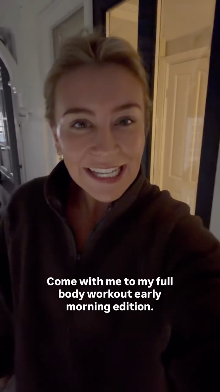 Full body workout 💪
Trying to train first thing in the morning when it’s dark and cold is tough, but I feel much better for it when I do workout first thing. It sets me up much better for a productive day ahead!
Workout details:
Bulgarian Split Squats 3 sets of 6-8 reps
Smith machine RDLS 3 sets of 10 reps
Banded abduction (forward lean) 3 sets of 30 reps
Superset:
Kneeling Landmine press 3 sets of 10 reps with
Chest supported rows 3 sets of 8-10reps
Triset:
Bicep curls 3 sets of 10-12 reps
Tricep dips 3 sets of max reps
Lying leg raises 3 sets of 10 reps
Thank you to my coach @adamjamesparr for pushing me with a great plan! I’m trying to work really hard with a mix of structured strength, Pilates and my teaching at the moment to feel my best for an upcoming holiday ☀️ (and just in life too!)
I’d love to know if you like this style of video (it took me a while to edit 😅 I’m no pro at this!) but if it’s helpful please don’t forget to save it ready to try the workout or some of the exercises for your next workout!
#fullbody #fullbodyworkouts #strength #motivation