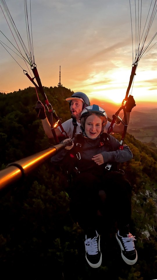 She didn’t know what was waiting behind us… 🌅🪂 Flying away from the sun — calm, curious, weightless. Then we turn and the sky lights up. ✨
That moment when the world opens up — and time stands still. Ready to feel it yourself? 💛
#TandemParagliding #Tandemsistaz #FlyWithUs #SunsetFlight #FreedomInTheAir #AdventureAwaits #AirtimeVibes #SalzburgMagic #WowMoment #AboveTheClouds #ParaglidingAdventures #EpicViews #SkyHighFeels #ColorfulFlights #NatureLovers #SoulfulAdventure #Parapente