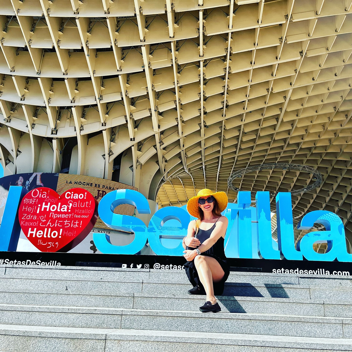 ✨ Siviglia, cuore dell’Andalusia 🇪🇸
Una città che vibra di luce, storia e passione.
⚠️ Importante: scorri il carosello perché merita...
{Prima mi raccomando seguimi qui 👉 @valigiainfarinata per non perderti i miei consigli di viaggio}
‼️ Ma ecco cosa fare e vedere:
Abbiamo camminato tra le meraviglie del Real Alcázar, salito sulla Giralda, attraversato i ponti di Triana e ci siamo persi nel fascino del quartiere di Santa Cruz.
🎶 Abbiamo visto il flamenco in un teatro, cenando mentre il ritmo e la voce dei ballerini ci entravano nell’anima.
🐂 Abbiamo assistito alla corrida nella Plaza de Toros de la Maestranza: uno spettacolo crudo e potente, che mi ha fatto piangere.
🐴 E poi la Feria de Abril, con cavalli, abiti colorati, musica e il profumo di rebujito nell’aria.
💡 Consiglio: evita l’estate! Siviglia è la città più calda d’Europa. Il momento perfetto per visitarla è la primavera o l’autunno.
❤️ Siviglia non si visita, si vive.
#Siviglia #Andalusia #valigiainfarinata #ViaggiareInFamiglia #Spagna #ViaggiEuropei #TravelBlog #ViaggioInAndalusia #CosaVedereASiviglia #Flamenco #FeriaDeAbril #Triana #TravelMoments #EsperienzeDiViaggio #trapentoleevaligie