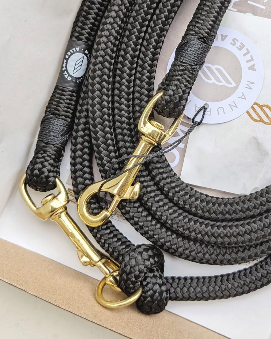 𝗦𝐜𝐡𝐢𝐜𝐤 𝐝𝐮𝐫𝐜𝐡 𝐝𝐞𝐧 𝐇𝐞𝐫𝐛𝐬𝐭 🍂✨🍁😎🐕
Unsere verstellbare Leine SÄLKA in einer besonders eleganten Version: schwarzes Takling auf schwarzem Tau mit edlen Messing-Karabinern👌🏻
👉 www.AllesAusTau.de/produkt/saelka
#tauleine #umhängeleine #crossbodyleine #handsfreeleine #mithundammeer #ostseehund #nordseehund #strandhund #tauleinedesign #handmadeinhamburg #handmadefordogs #tauleinenmanufaktur #allesaustau