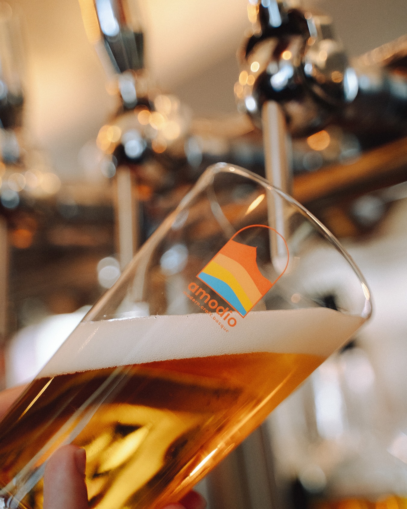 La ferme Ostalapia réserve une cuisine authentique et généreuse, privilégiant les produits locaux📍
Entre mer et montagne, la ferme Ostalapia se dresse dans un cadre idyllique face à la Rhune, un endroit de rêve pour apprécié amodio, notre bière basque artisanale 🍺
#ostalapia #amodio #paysbasque #rhune #restaurant #modern #craft #basque #beer
L’abus d’alcool est dangereux pour la santé, à consommer avec modération.