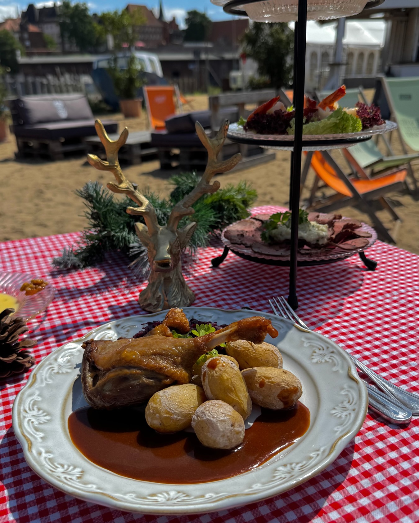Weihnachtsfeier mit Feuerstelle, Strandfeeling und festlichem Catering gefällig? Das gibt’s mitten in Lübeck, direkt im Strandsalon. 🥳🎄Hier wird nicht steif gefeiert, hier wird geschnackt, gelacht und angestoßen! 🥂
Jetzt Termin sichern und euer Winter-Event planen! ❄️
#weihnachtsfeier #strandsalon #lübeck