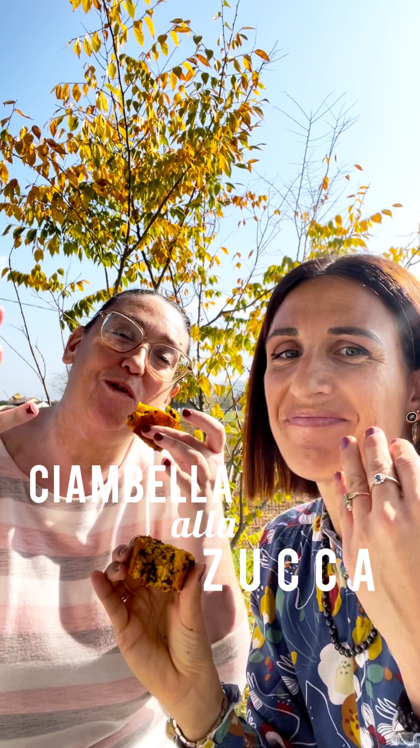 Dalla NUOVA rubrica "In cucina con Alessia, Valigia Infarinata" io e Monica vi presentiamo:
🍂 Ciambella alla zucca con gocce di cioccolato 🍫
Soffice, profumata e perfetta per colazioni e merende d’autunno 🍁
👩🏻🍳👩🏼🍳 Ricetta a quattro mani!
Questa delizia l’abbiamo preparata io (Alessia @valigiainfarinata) e Monica (@cascinamadamarous) , a casa mia, tra chiacchiere, risate e profumo di zucca che riempiva la mia cucina 🎃💛
💬 Devo dire che sono felicissima di inaugurare la mia nuova rubrica: un progetto che sognavo da tempo! Invitare amici, creator e professionisti nella mia cucina per cucinare insieme è un’esperienza bellissima, fatta di condivisione, chiacchiere e farina ovunque 😄.
Perché le ricette, quando si preparano in compagnia, hanno sempre un sapore più buono 💛
Ma ora passiamo alla ricetta.
✨ Ingredienti:
300 g di zucca
200 g di yogurt greco
280 g di farina
100 g di zucchero di canna
2 uova
40 g di olio di semi
1 bustina di lievito
gocce di cioccolato a volontà 🍫
🥣 Procedimento:
1️⃣ Cuoci la zucca in friggitrice ad aria (o a vapore o in forno) finché diventa morbida, poi frullala fino a ottenere una crema liscia.
2️⃣ In una ciotola unisci le uova e lo zucchero e amalgama bene.
3️⃣ Aggiungi lo yogurt, la purea di zucca e l’olio di semi. Mescola bene.
4️⃣ Ora incorpora le polveri: farina e lievito (meglio se setacciati).
5️⃣ Quando l’impasto è omogeneo, unisci le gocce di cioccolato (più sono, meglio è 😉).
6️⃣ Versa nello stampo oliato (o con carta da forno), e cuoci a 180°C per circa 35 minuti (fai la prova stecchino!).
Il profumo che si è sprigionato dal forno era semplicemente irresistibile 😍
Una fetta di questa ciambella e l’autunno avrà tutto un altro sapore 🍁✨
#ricettaaquattromani #ciambelladellazucca #dolcidautunno #pumpkincake #ricettainfornο #ricettefacili #dolcidicasa #colazionefattaincasa #autumnvibes #foodlovers #valigiainfarinata #chespettacolο #trapentoleevaligie #fοοdnitaly