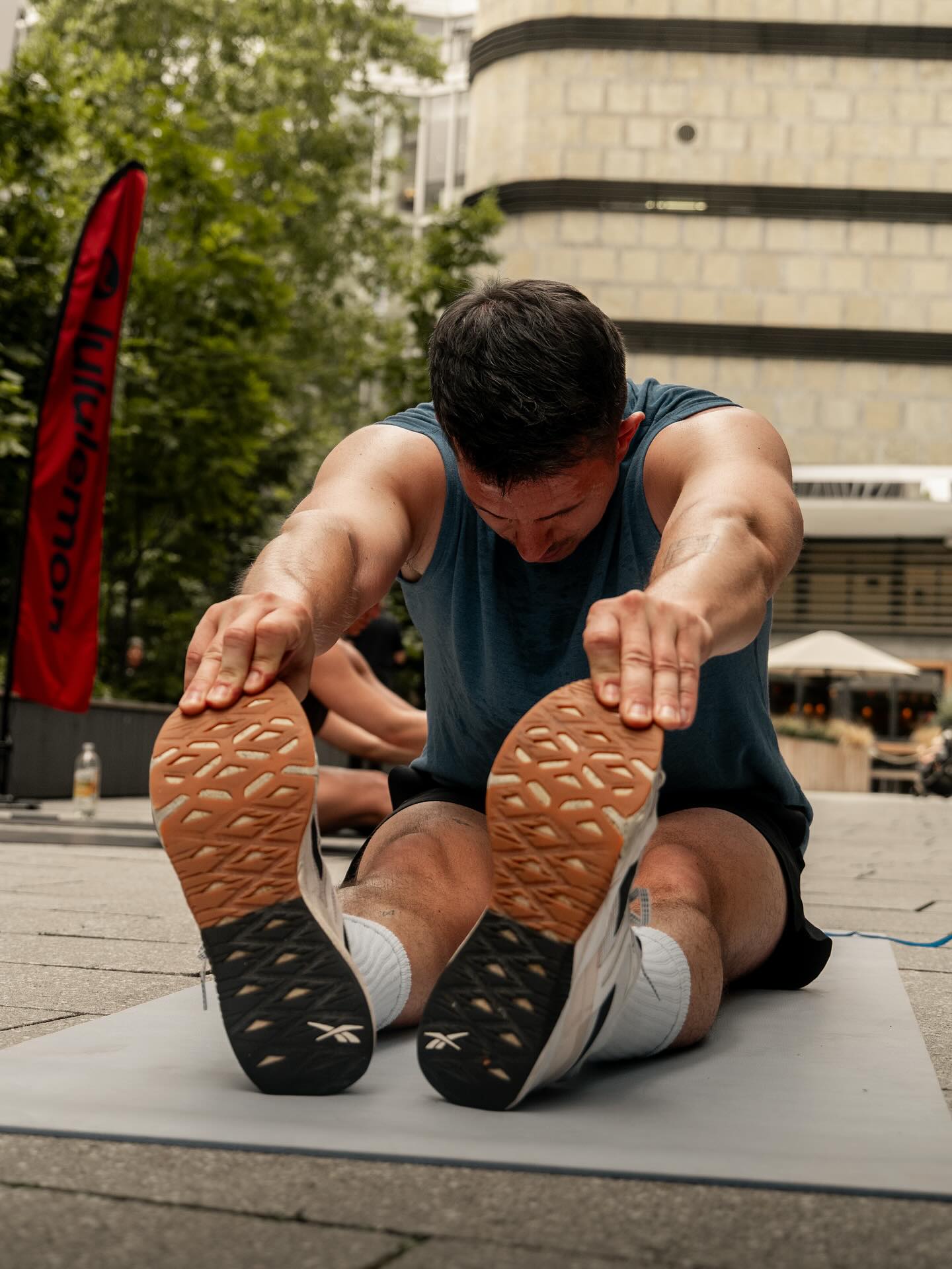 DO YOU EVEN NEED TO BE FLEXIBEL?!
Deine Beweglichkeit ist dein Game Changer!
Wenn zu viel Spannung auf dem System (Muskel) ist kann dein Körper Kräfte nicht mehr richtig aufnehmen oder ableiten. 💥
Das heißt: Bewegungen werden ineffizienter, du verlierst Power und das Verletzungsrisiko steigt massiv für umliegende Körperpartien und Gelenke⚠️
Wenn du mehr rausholen willst aus deinem Training, deiner Kraft und deiner Technik, dann arbeite auch an deiner Mobility! 🔑
Mehr Beweglichkeit = mehr Leistung 🤝weniger Pain.
Im Personal Training arbeiten wir gezielt an deiner Beweglichkeit, individuell mit dem was du mitbringst!
➡️COACH-JULIAN.DE
Ausserdem gibts jeden FREITAG 10:30 Im @yogaloftsued MOBILITY & WORKOUT mit moi - 1h Movement und Workout!
Drop Ins & Urban Sports Club:
➡️0711workoutclub.de
#mobilityworkout #mobility #personaltrainer #stuttgart