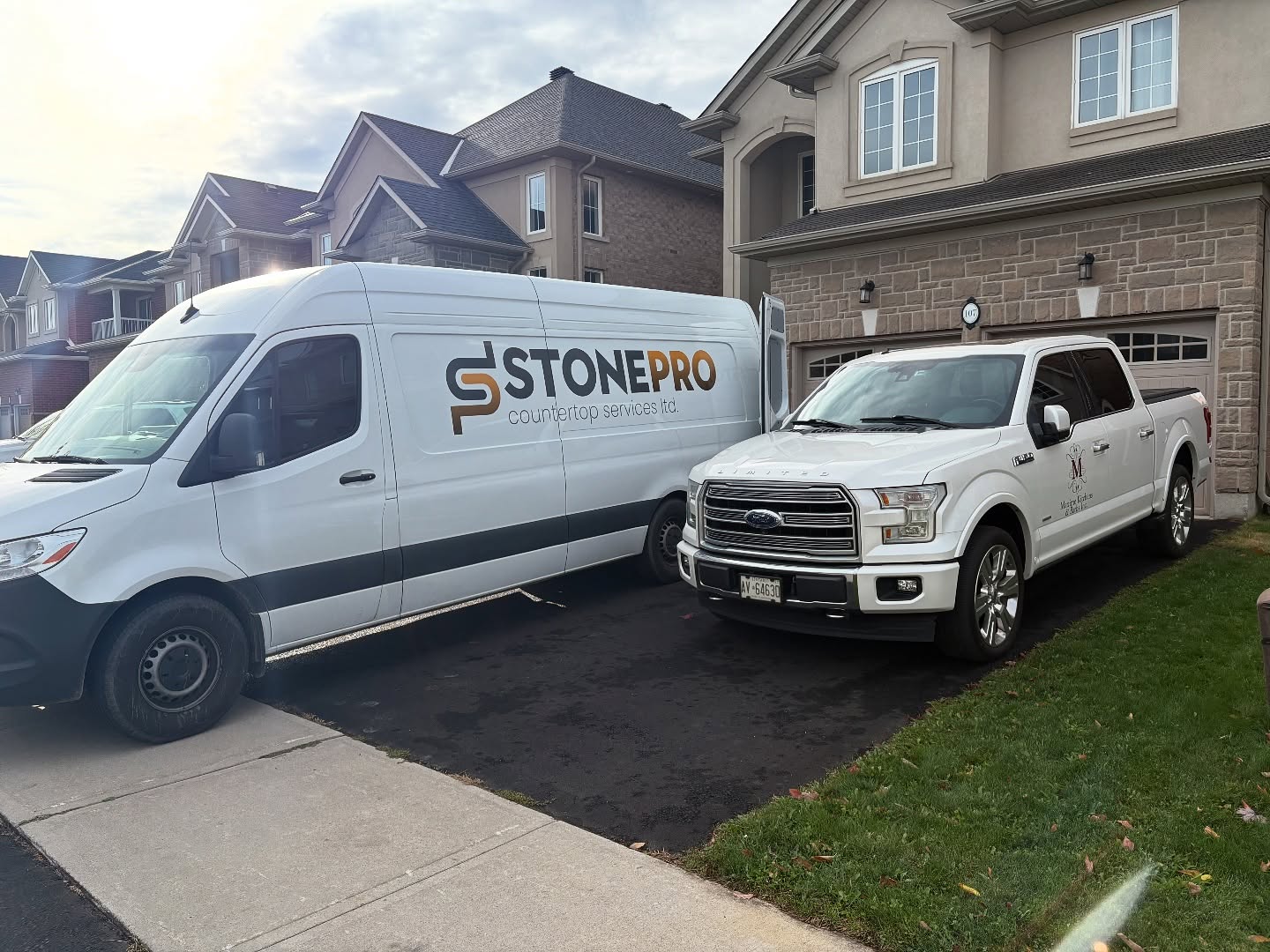 It’s our favourite day of the renovation, countertop and backsplash installation! We can always count on our great friends @stone_pro_countertops for a flawless installation.
#cambriaeverleigh #quartzcountertops #cambriasurfaces #kitchenreno #whiteoakcabinets #kitchendesign