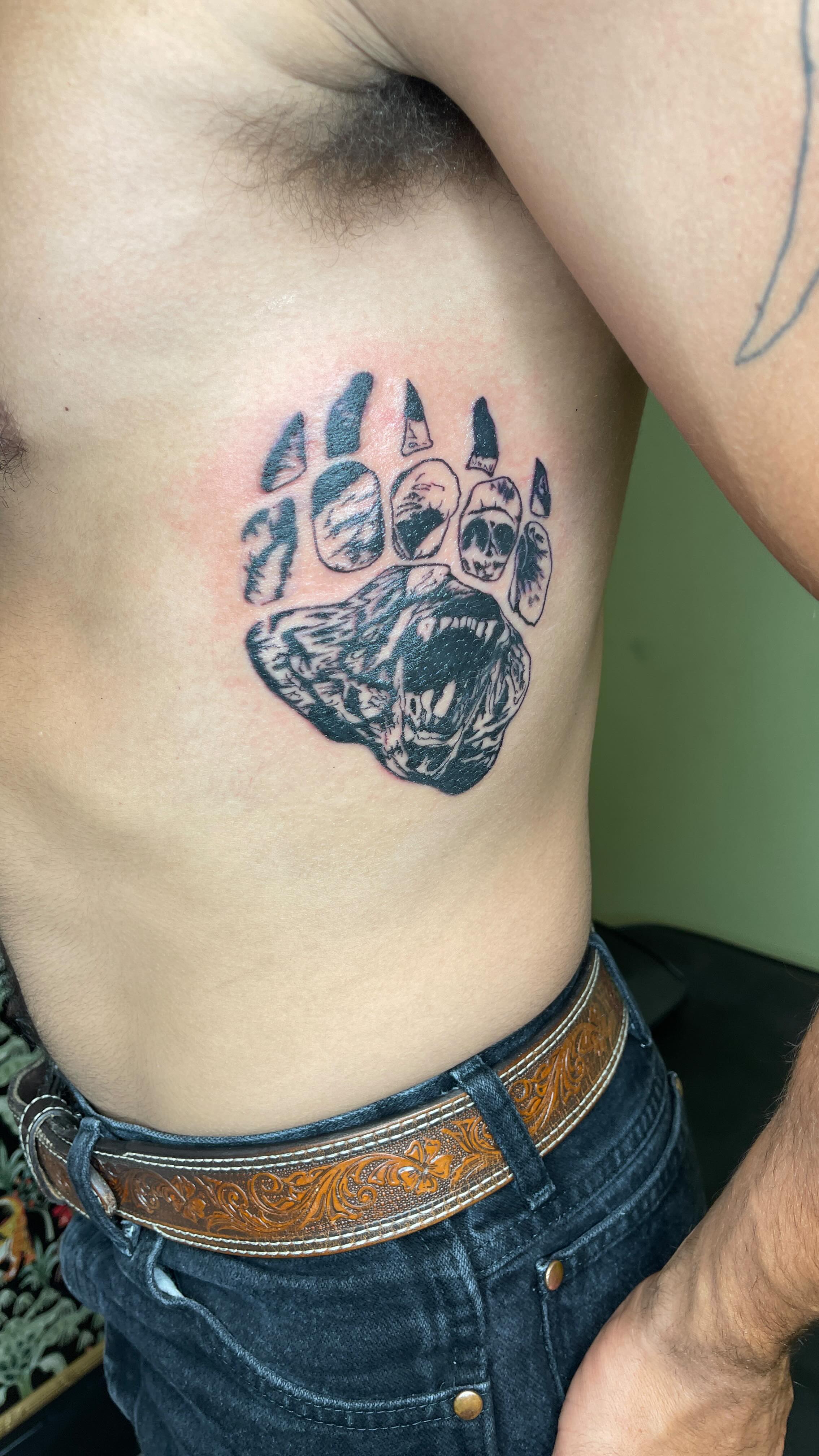 When you start a tattoo but twilight gets in the way.. where’s the popcorn??
#sanantoniotattooartist #femaletattooartist #customtattoo #legtattoos #twilight #titsoak #wherethehellhaveyoubeenloca