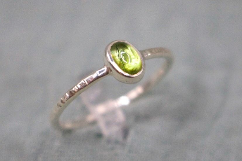 ✨ La tourmaline, un arc-en-ciel de gemme ! 🌈
Saviez-vous que la tourmaline existe dans presque toutes les couleurs imaginables ? Du rose tendre au vert profond, en passant par le bleu électrique ou même le noir intense, chaque nuance a sa propre énergie ✨💎
🌸Rosé: Douce et féminine, elle symbolise l’amour et la compassion.
🌿Verte: connue pour attirer la prospérité et l’équilibre.
🦋Bleue: Rarebet apaisante, elle invite à la clarté mentale.
🖤Noire: une puissante pierre de protection contre les énergies négatives.
🍉Pastèque: une dégradé rose-very unique, aussi gourmand que rare.
💬 Qu’elle couleur de tourmaline vous attire le plus ? Dites-le en commentaire ! ⬇️