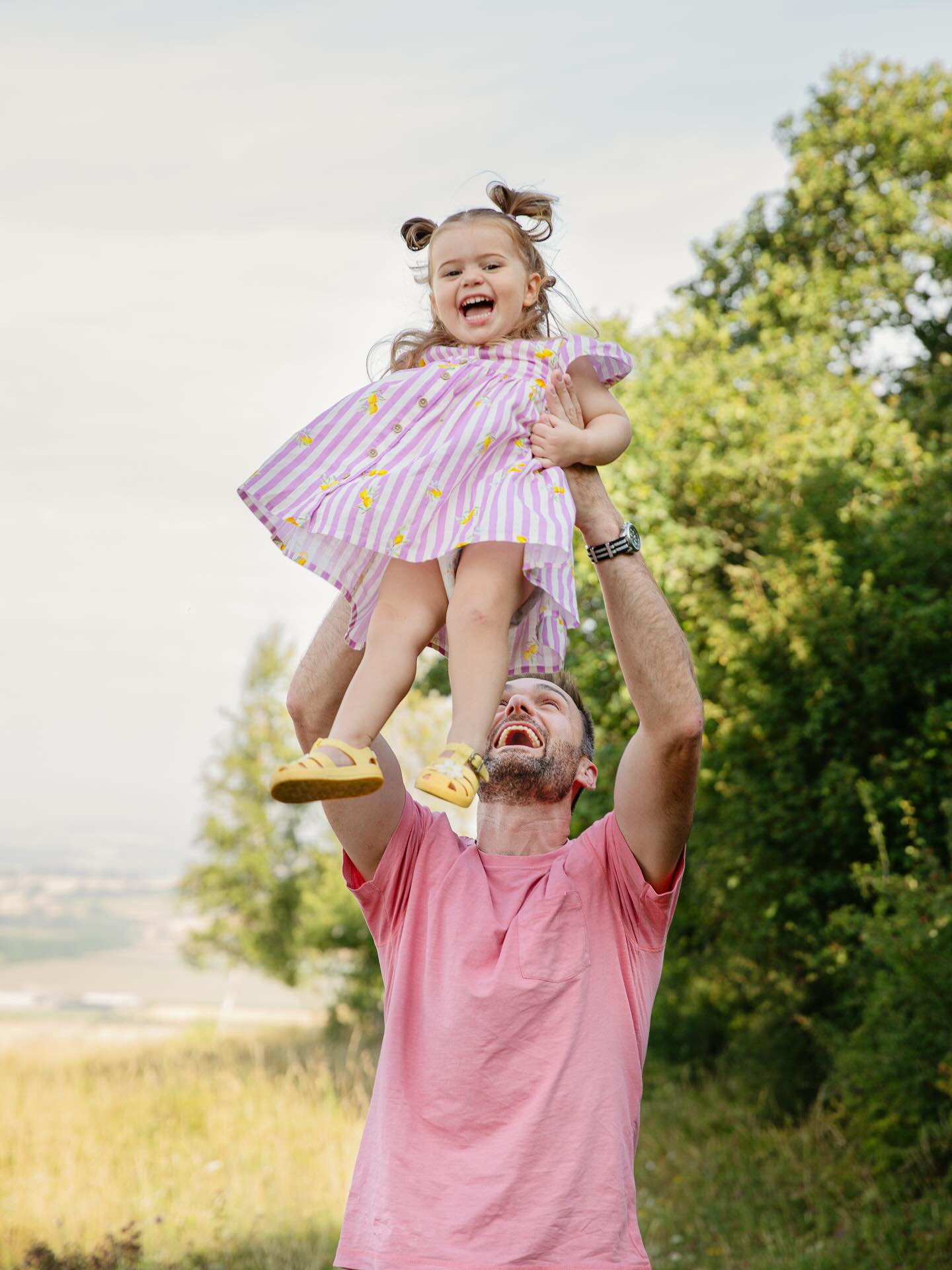 Tiny hands, big love. Moments like these are why I love what I do.
.
.
.
.
.
#sjrichardsonphotography #familyphotographer #summerphotoshoot #bensonphotpgrapher