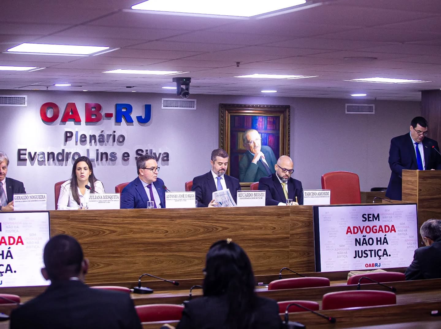 ⚖️ Evento sobre Direitos e Deveres dos Passageiros na Aviação Civil realizado no último dia 17 de outubro no auditório Evandro Lins e Silva na OAB/RJ.
📌 Nossa sócia , Dra Juliana Nery, participou da organização e abertura do evento como Vice-Presidente da Comissão de Dir. Aeronáutico, Espacial e Aeroportuário da OAB/RJ.
📍O evento contou com a participação da Comissao do Dir. Do Consumidor, da Diretoria da Pessoa com Deficiência, com advogados atuantes na área, representantes do Poder Judiciário e da sociedade civil.
✅️ Temas como transporte de animais de apoio emocional, acessibilidade e direito das pessoas com deficiência no transporte aéreo, demandas judiciais predatórias e uniformização de jurisprudência no transporte aéreo nacional e internacional estiveram presentes nos 4 painéis do evento .
#direitoaeronáutico
#direitodoconsumidor⚖️
#direitodapessoacomdeficiência
#oabrio
#transporteaéreo