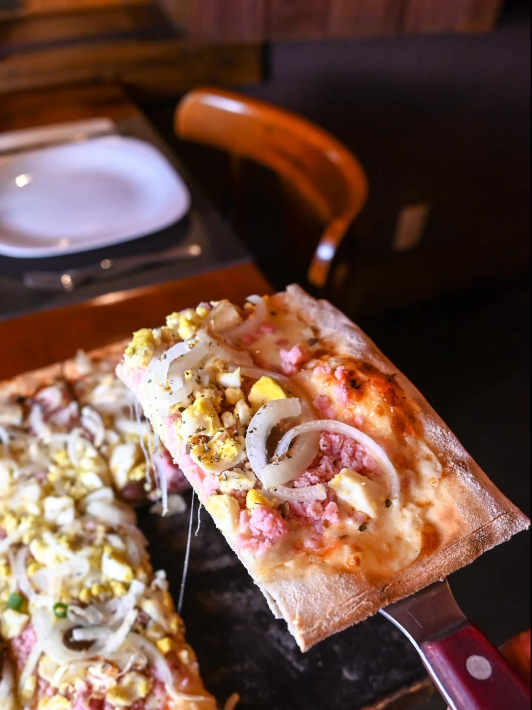 Domingo é dia de desacelerar, apreciar boa música e saborear o melhor da nossa cozinha. A clássica Pizza Portuguesa, com seus sabores marcantes e harmonia perfeita de ingredientes, é o convite ideal para essa noite especial ao som do piano!