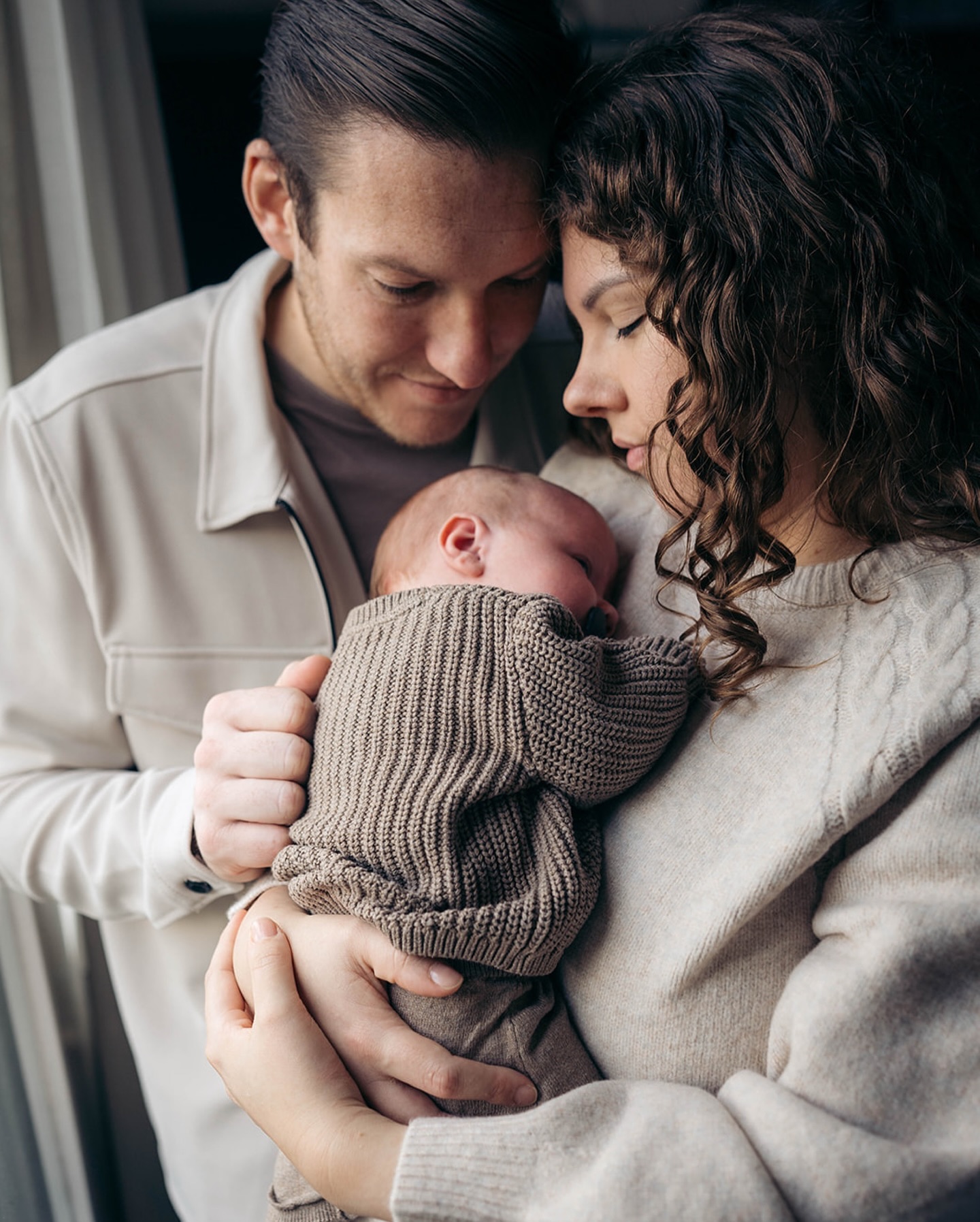 Afgelopen week mocht ik Niels, Anne en hun lieve Boris op de foto zetten 🥰 Ik ben nog steeds aan het nagenieten van deze shoot!
En hoe lief is de tweede (en laatste) foto, waar Boris heerlijk met zijn mama knuffelt? 🥹💞
NEWBORNFOTOGRAAF | NEWBORNSHOOT | NEWBORNFOTO’S | GEZINSFOTO’S
#newbornshoot #newbornfotografie #newbornfotograaf #gezinsshoot #gezinsfotografie #trotsemama #zwanger #babyfoto #eersteweken #tineclasenphotography #babyfotografie #liefdevastleggen#newbornfotograafgelderland #newbornfotograaftiel #newbornfotograafbetuwe
