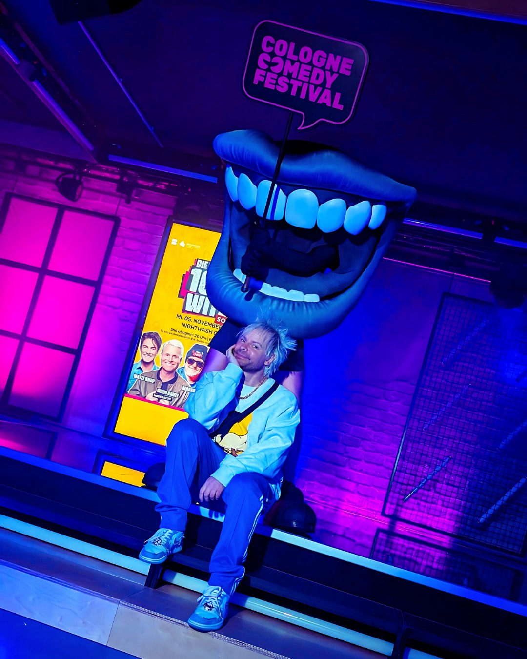 Heute gehen @1live und @brainpool.live wieder auf XXL-Arena-Tour: 2x Oberhausen, 2x Köln. Vor allen vier Shows starten wir Europas größte Comedy-Mixshow-Pre-Party als Warm-up - und danach gibt es am Freitag zusätzlich ein neues Partyformat im ganz neuen @nightwash_club in der Kölner City mit drei außergewöhnlichen Gast-DJs an meiner Seite: @tonybauer.comedy & @oezcancosar & @bielendorfer spielen ihre persönlichen Alltime-Partybangers bei der Offiziellen Aftershow-Party der 1LIVE Köln Comedy-Nacht XXL.
Ticketshop ist jetzt open - auch für alle, die nicht bei den Arena-Shows dabei sind - auf nightwash-club.de - und mehr steht heute im EXPRESS-Artikel vom Opening-Event.
w/ @x_salinaa_x @paul.hurdalek @mrctggs