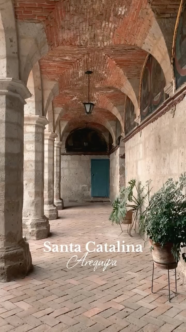 The monastery of Santa Catalina was one of the highlights of our time in Arequipa! It felt like stepping back in time - a hidden place in the middle of the city, quiet and calm in its vibrant colors. Visiting the dorms, the kitchens, the courtyards, gave us such an interesting glimpse into the lives of the nuns who used to live here in seclusion.
#arequipa #perutravel #santacatalina #nuns