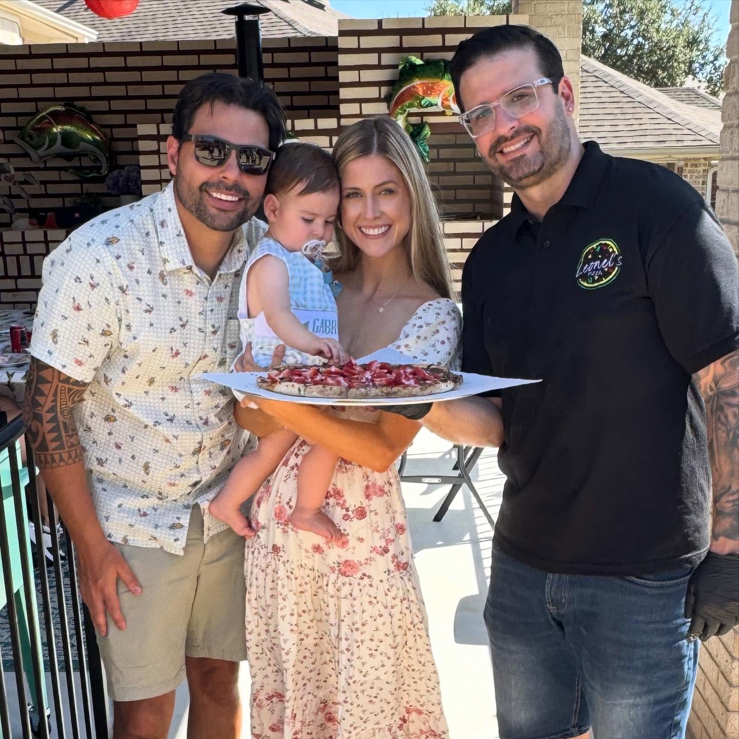 Yesterday I was in San Antonio to celebrate the birthday of my namesake — the adorable little Gabriel! 🎉 I think he was even more excited to meet Nutella than to meet me 😄.
It was such a fun day, filled with smiles, pizza, and sweet memories.
Congratulations, @this_is_henrique , on your beautiful family — and happy birthday, Gabriel! 🍕❤️
#PizzaParty #PizzaCatering #BirthdayPizza #SanAntonioEvents #TexasCatering #PizzaLovers #WoodFiredPizza #CateringWithLove #BrazilianPizza #FamilyCelebration #EventCatering #PizzaTime #foodtruckfun