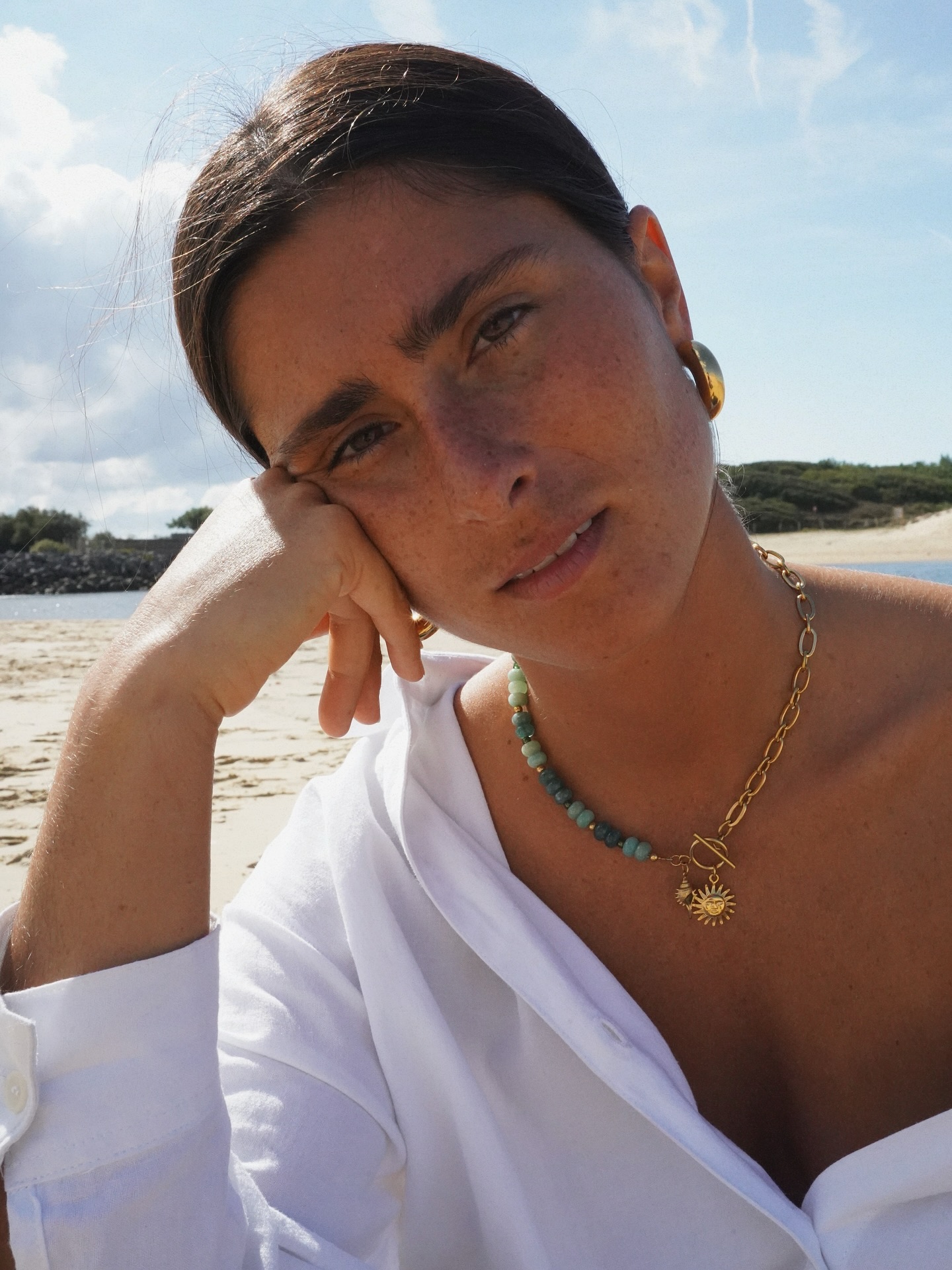 Le collier Ysalia mêle les nuances apaisantes de l’Amazonite et du Jade. Avec ses reflets bleus et son petit pendentif coquillage, il rend hommage à l’océan 🌊