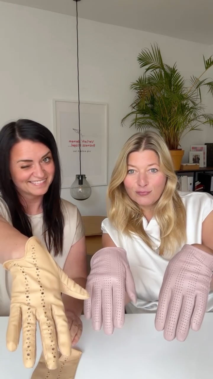 🧤 Handschuhe? Spießig? Von wegen!
Wir haben einem Traditionsunternehmen ein knackiges Rebranding verpasst – und plötzlich trägt die altehrwürdige Handschuhmanufaktur High Heels statt Pantoffeln. 😉✨
Neue Marke, neuer Look, neues Portfolio:
Von luftigen Sommerhandschuhen bis hin zu stylischen Golf- und Autofahrerhandschuhen – Viktoria zeigt jetzt, dass Handwerk nicht altbacken sein muss, sondern verdammt aufregend aussehen kann. 🔥
Meisterhaft maßgeschneidert. Filigran handgefertigt. Und jetzt endlich so inszeniert, wie es diese Kunst verdient.
Tradition mit Turbo – wir lieben’s! 🚀
#RebrandingDoneRight #marketingberatungselbstaendigleit #HandschuhLiebe #TraditionMitKick #Initialzünder #personalbranding #selbstständigefrauen #unternehmensberatung #beratungselbständige