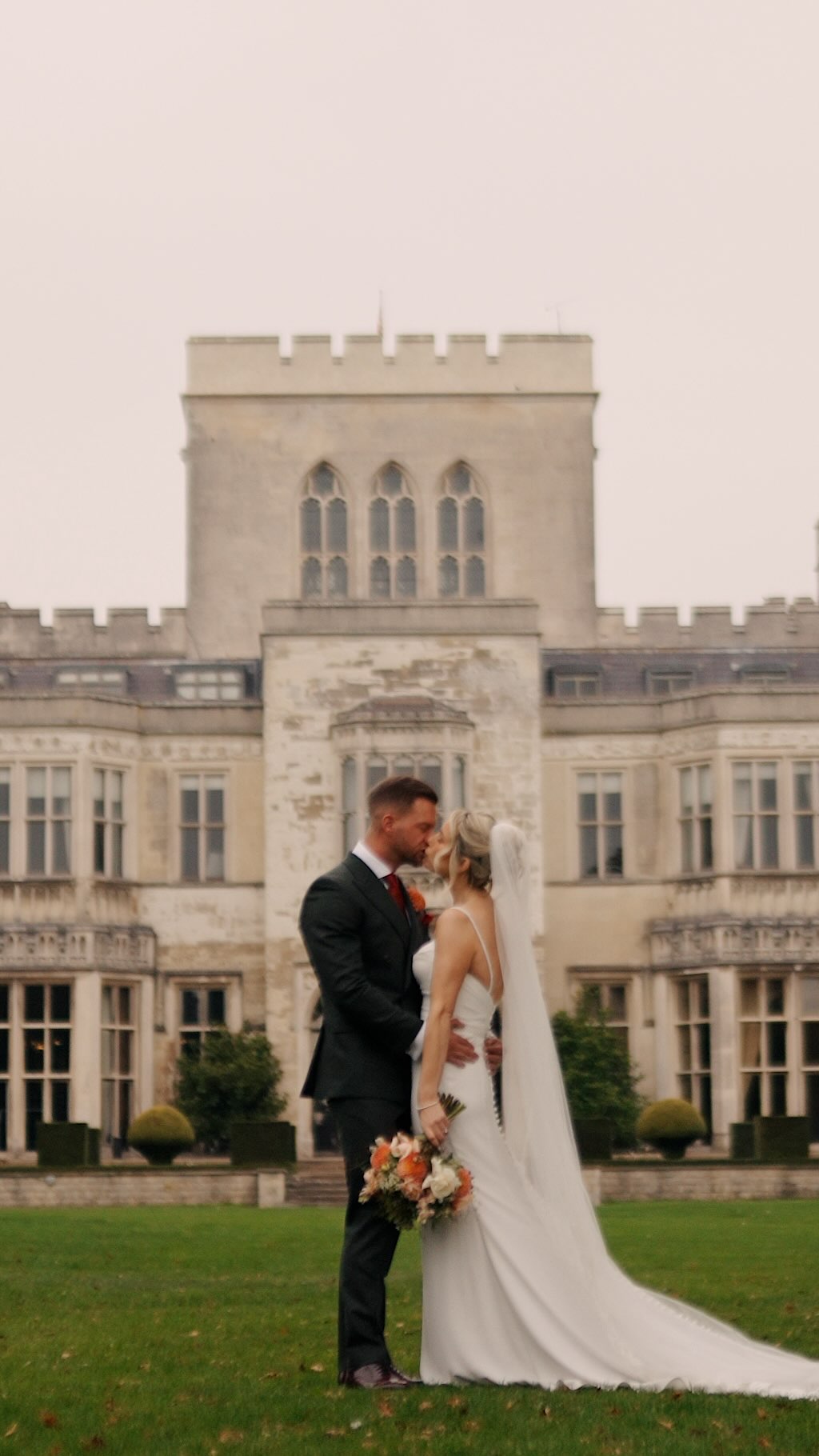 🤍 Erin + Ryan 🤍
The dream autumn wedding 🍂, finishing with a bang!💥
@erinkelly11.11 & @kingkelly85
@ashridgehouse @momento_media @camillajoyphotography @augustaflorals @toastmasterjango @chloegracebridal @mybigdayeventshertfordshire