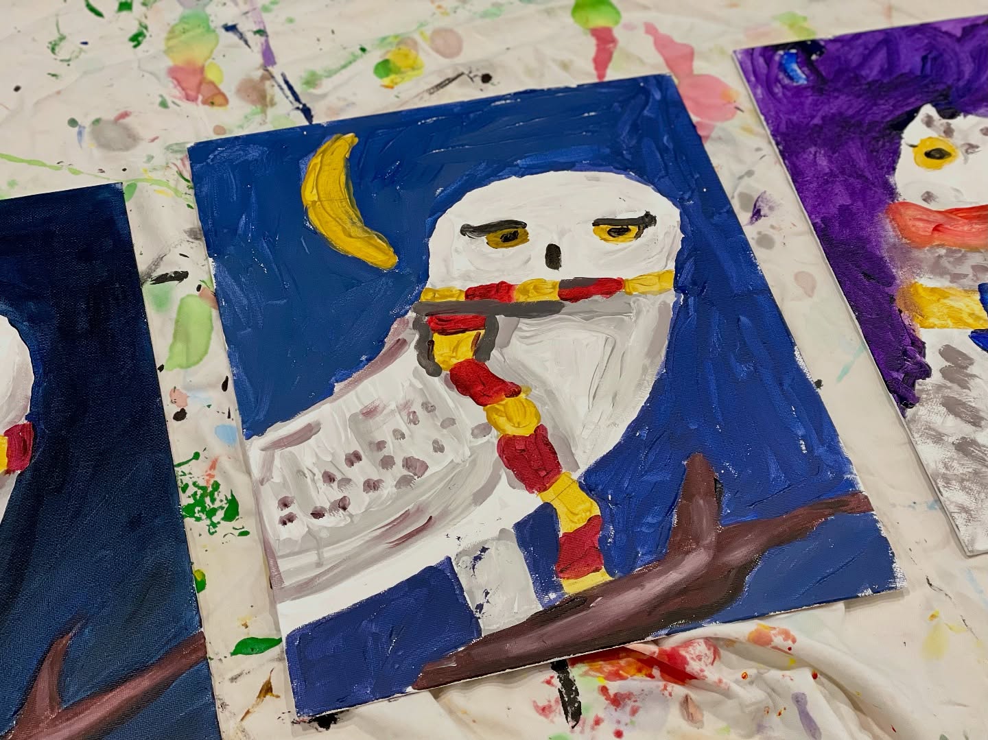 Harry Potter owl paintings! I love customizing art classes to my students interests. I’m so impressed by their developing skills!
#homeschoolfamily #artclass #kidsart #harrypotter #harrypotterart
