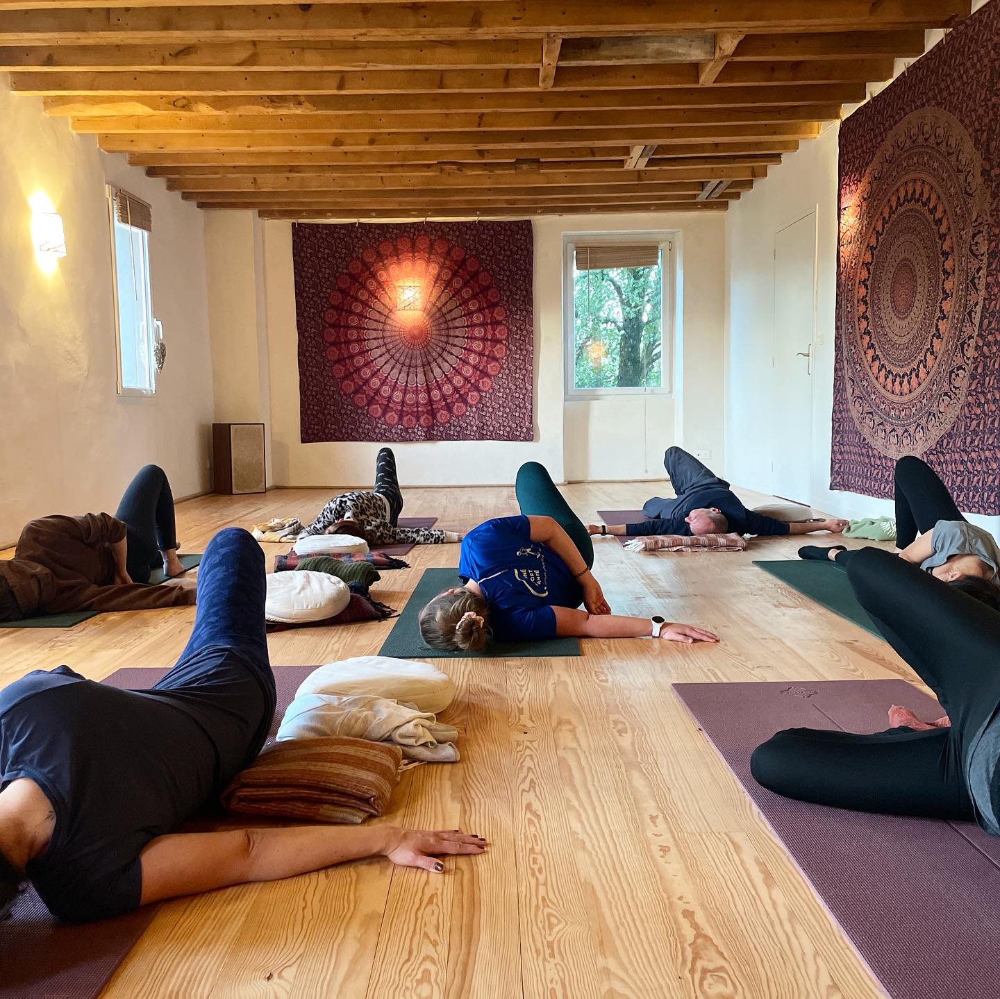 Le week-end dernier j’ai guidé un séjour à deux pas de la forêt de Brocéliande 🌳
Ce n’était pas prévu. Quand on m’a demandé, j’étais dans un état de fatigue immense.
On dit qu’il n’y a pas de hasard, que des rendez-vous.
Et je savais que tenir ces espaces pour que chacun puisse se déposer et se déployer pleinement est une des choses qui me nourrissent le plus.
Ces quelques jours ont été un véritable cadeau au milieu d’un petit chaos. Ils étaient exactement ce dont j’avais besoin 🌞🌙
Ah! La vie a toujours quelque chose en tête pour nous si on accepte de se laisser porter par elle 🐚🌀
Loin de la ville et près du corps.
La tête dans les arbres enchanteurs, les pieds sur un tapis de feuilles dorées.
On respire, on fait circuler l’energie, on fait le vide pour se remplir de bon.
Et on s’autorise à être porté par le silence et par la simple et pure présence de l’autre 🧡
Le programme était un parfait équilibre de yin et de yang. Je le guide de nouveau du 7 au 9 novembre (lien en bio) 🍂🍁