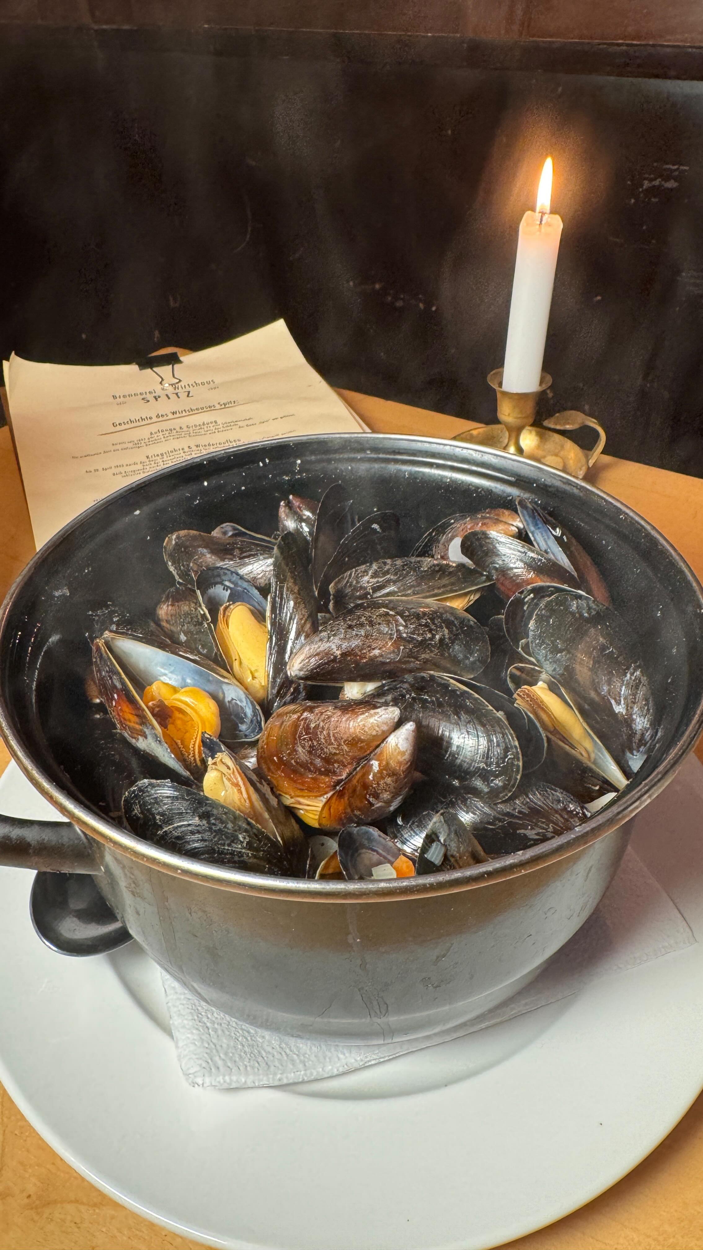 Muscheln Rheinische Art – frisch, aromatisch und einfach köstlich.
Zarte Muscheln, würziges Gemüse und ein Hauch Weißwein…
Perfekt für alle, die den Herbst auf dem Teller lieben.
#colognefood #cologne #cgn #365köln #kölnbloggt #esseninköln #kölnisst #eatrealfood #veedelliebe #lifeisgood #colognelove #bestplacecologne #colognerestaurants #meatlover #koelngehtessen #brauhaus #bier #beer #brauhausköln #wirtshaus #kölngehtessen #gaffel #gaffelkölsch #kölsch