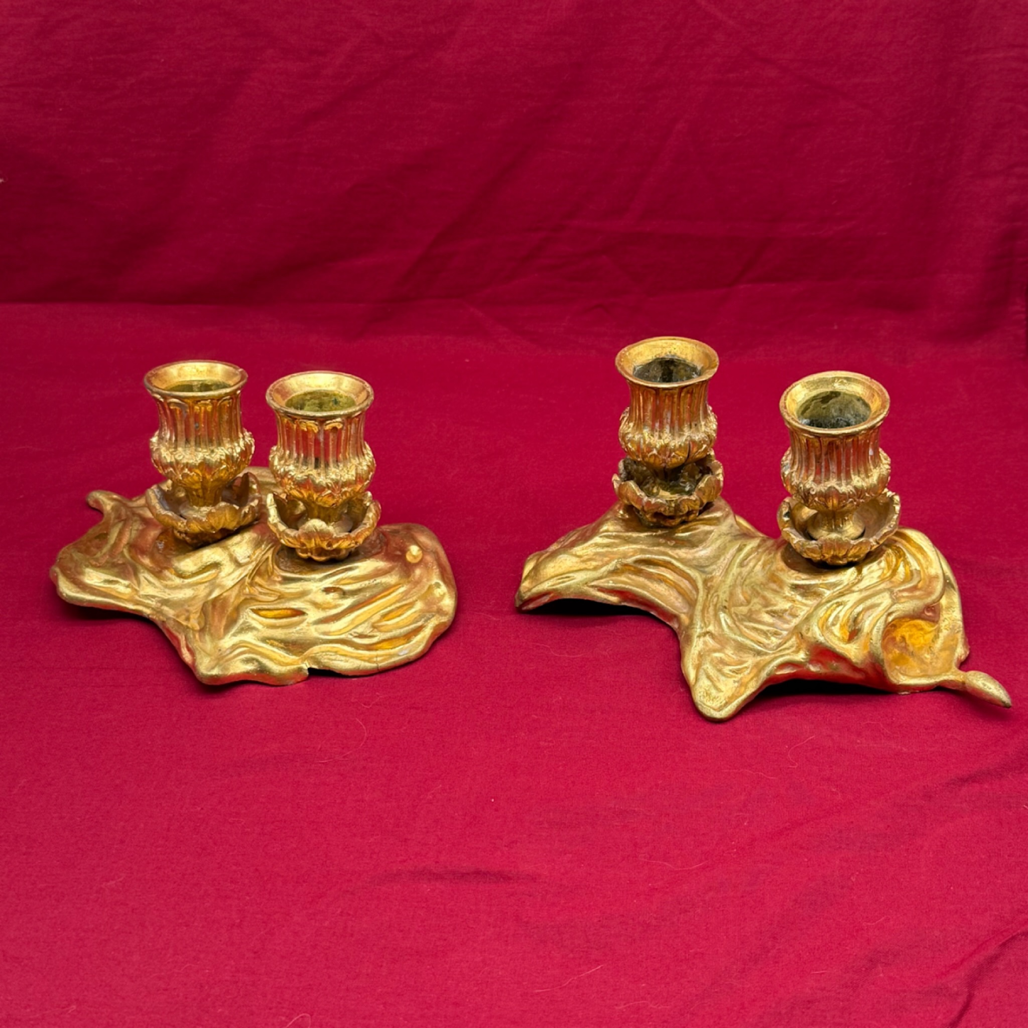 Paire de bougeoirs en bronze doré style Art nouveau
Une base en forme de feuille surmontée de 2 bougeoirs .
Longueur : environ 18- 19 cm
Hauteur : entre 9 et 10 cm
Poids de la paire : 1kg 760
État d’usage , quelques traces d’usures du temps , très décoratif .
🛒 prix et disponibilité dans la boutique en ligne.
#décoration #bougeoirs #bronze #artnouveau #antiquités