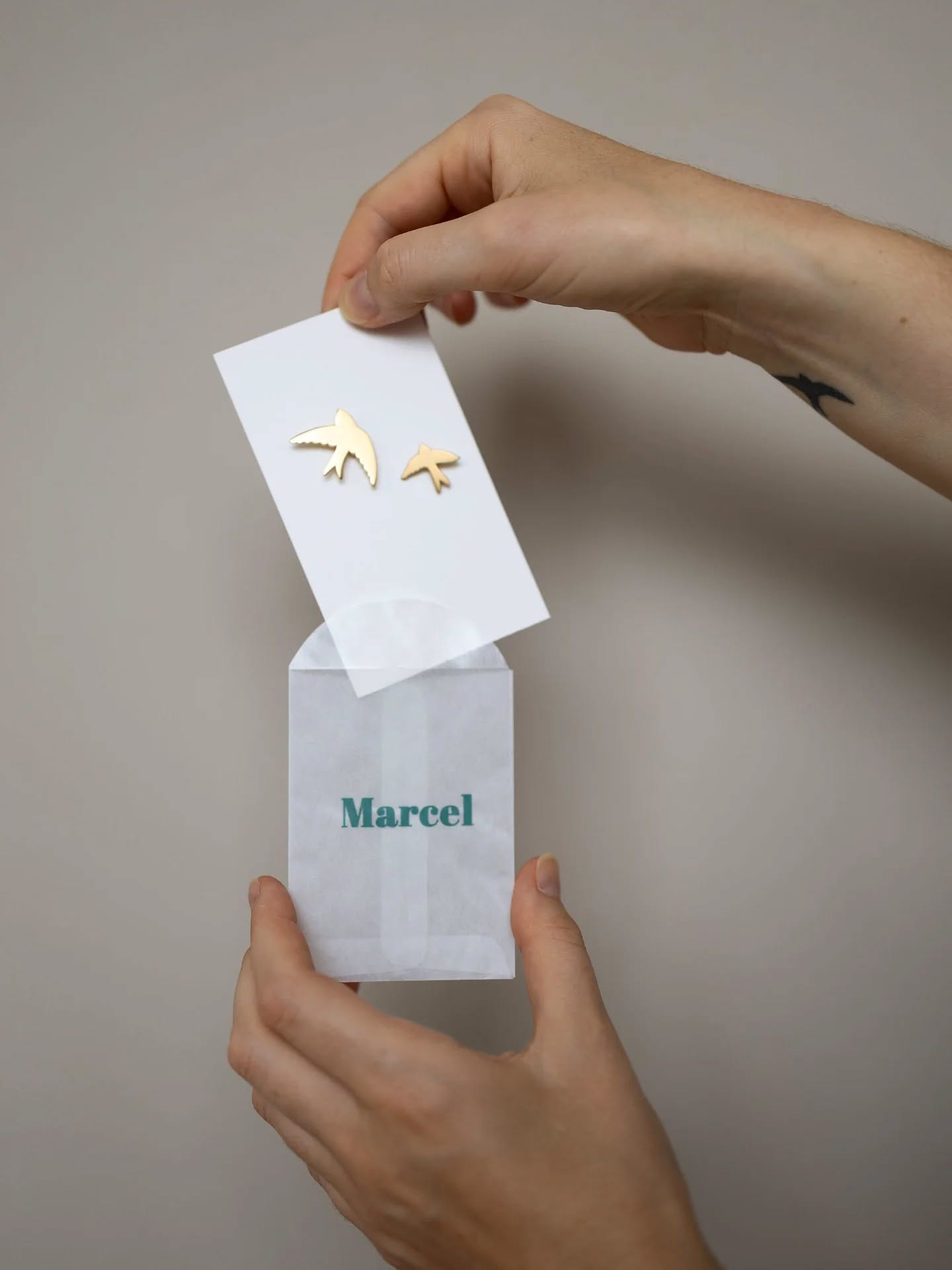 Poussiere des Rues Tatoueur de Papier.
Parce qu'on sait que vous aimez beaucoup nos pin's on vous propose désormais de petites pochettes et cartonnettes personnalisées. Elles sont à retrouver sur notre site www.poussieredesruesfairepart.fr !
.
.
.
#poussieredesrues #papeterie #jewels #bijoux #pins