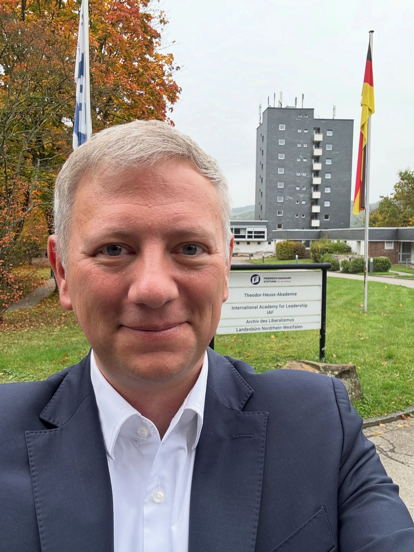 Manchmal merkt man erst beim Abschied, wie besonders ein Ort ist.
Am Samstag durfte ich auf dem Zauberberg in der Theodor-Heuss-Akademie Gummersbach gemeinsam mit Bundesverfassungsrichter Thomas Offenloch und Prof. Dr. Klaus Schönenbroicher über „Freiheitseinschränkungen im Dienst der Sicherheit“ diskutieren – ein Thema, das mich auch persönlich bewegt.
Denn Freiheit ist für mich mehr als ein politisches Prinzip - sie ist Haltung.
Sie bedeutet Vertrauen in den mündigen Bürger, in Verantwortung, in die Kraft des Einzelnen.
Sicherheit darf Freiheit nicht ersetzen, sondern muss sie schützen.
Gerade in Zeiten digitaler Überwachung bleibt das unser Auftrag als Liberale.
„Freiheit heißt Selbstbestimmung, nicht ständige Beobachtung.“
Dieser Satz hat an diesem Wochenende für mich noch einmal besondere Bedeutung bekommen.
Umso schwerer fällt mir der Gedanke, dass die Theodor-Heuss-Akademie zum Jahresende schließen muss.
Ich verbinde mit diesem Ort viele Gespräche, Begegnungen und Menschen, die Freiheit nicht nur predigen, sondern leben.
Danke an alle, die diesen Geist über Jahre getragen haben. 🙏
Damit liberale Bildungsarbeit weiter eine Heimat hat, braucht es starke Wahlergebnisse für die @fdp und Menschen, die an die Kraft der Freiheit glauben.
Wir haben es selbst in der Hand. 💛