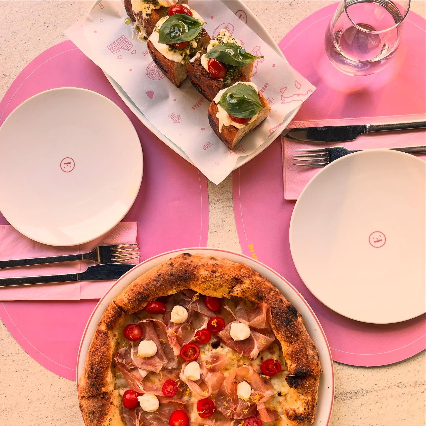 Gialla
Yellow tomato sauce / fior di latte mozzarella / speck / goat cheese / grape tomatoes / lemon zest
•
•
•
#pizza #pizzlover #lunchtime #bonapetiite #food #foodie #etienpizzabar #delivery #dinein #takeaway