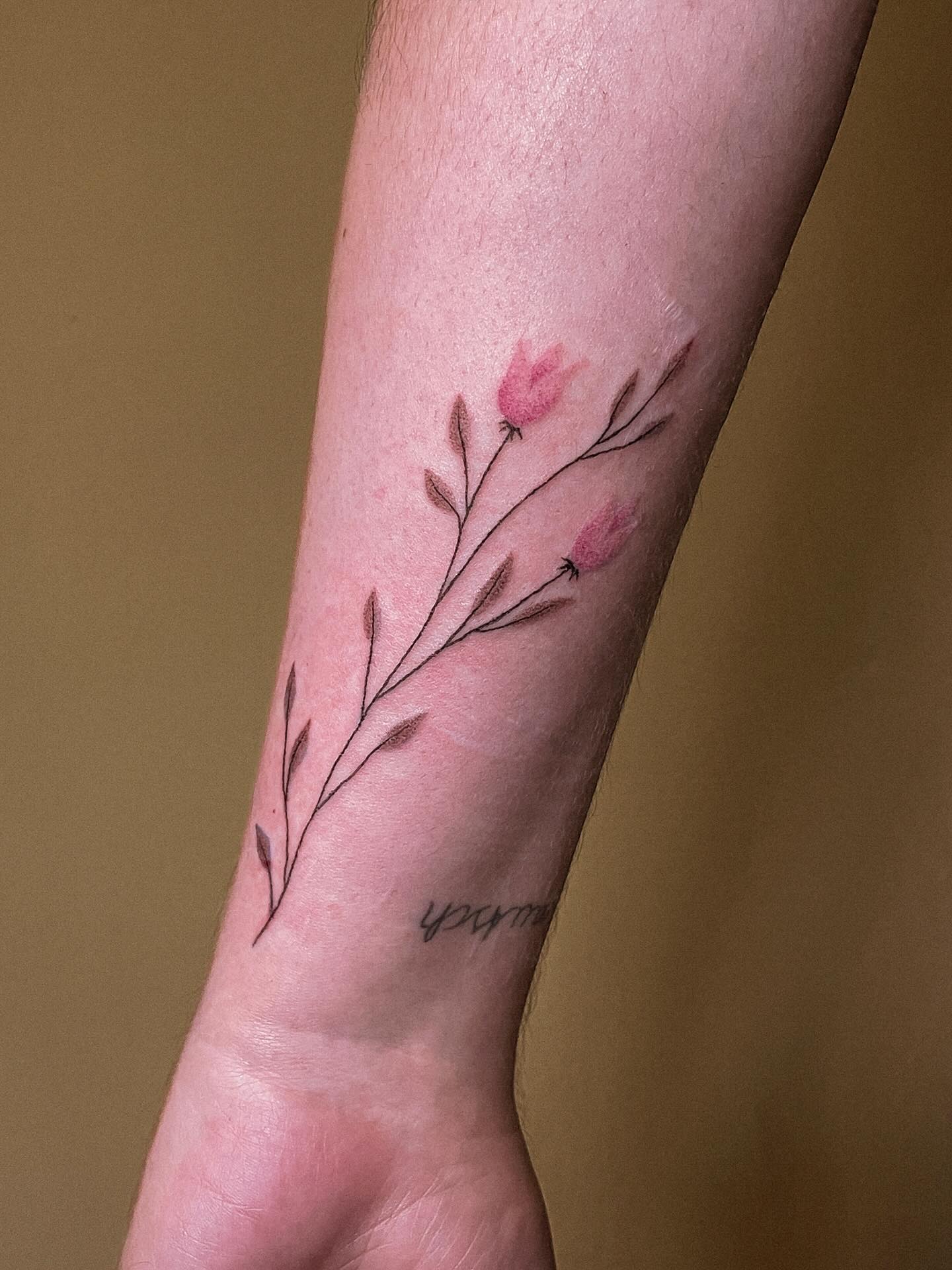 rosa blümchen
merci charlotte
#handpoke
#flowertattoo
#botanicaltattoo
#finelinetattoo
#delicatetattoo
#minimalisttattoo
#pinktattoo
#softtattoo
#floraltattoo
#handpokedtattoo
#tattoodesign
#rosepokes
#studioknuts
#weimartattoo
#erfurttattoo
#jenatattoo