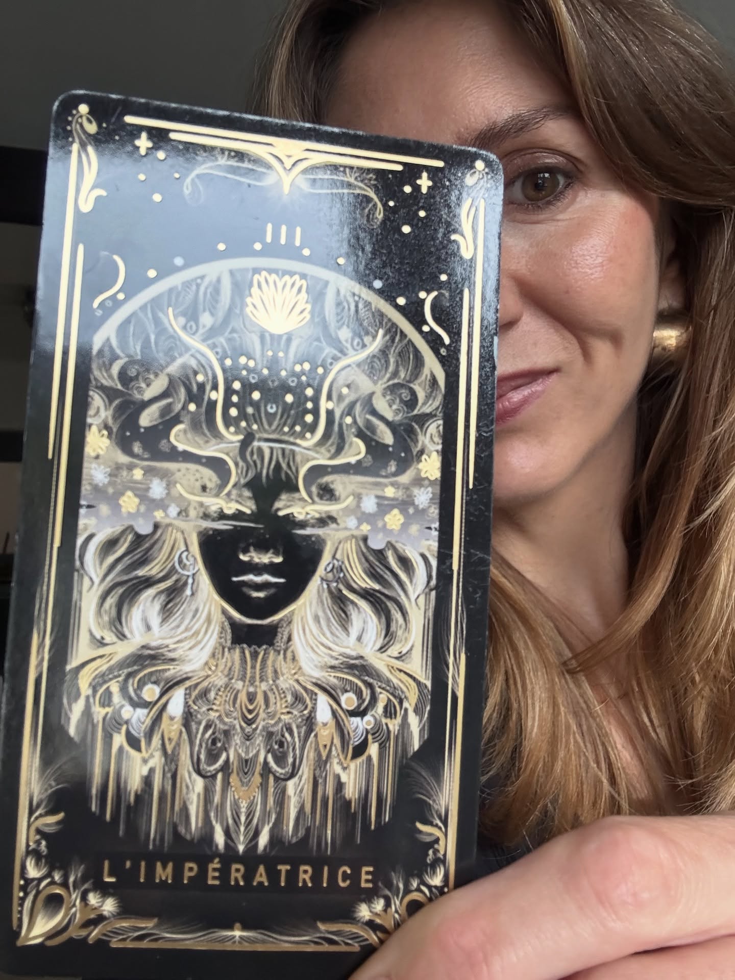 Ces jours où j’ai dit stop !
Stop à un mal être, stop à une vie toute tracée sans vibrer….
Et ces jours où j’ai commencé à me demander comment je voulais vivre, ce que je voulais ressentir….
Et à prendre ma vie en main! Pour écrire ma propre histoire ✨
Photo 1 : Cette carte qui a vibré pour moi, pleine de sens quand j’ai commencé à me tirer les cartes.
Photo 2 : Presque 20 kilos en plus, des années à fluctuer avec mon poids et mon mal être.
Photo 3 : Les essayages pour ma robe de mariage. J’ai divorcé un an plus tard après 13 ans de relation.
Photo 4 : Mes inspirations pour notre appartement en construction à Luxembourg ville. J’ai tout choisi, pensé, imaginé pendant des mois.
Photo 5 : Ma petite chambre en colocation après mon divorce à 32 ans. Dur retournement de situation.
Photo 6 : Proche du burn out. Décision sur un coup de tête de partir en PVT en Australie. J’ai démissionné direct et vendu tous mes meubles et mes biens pour partir et laisser cette aventure me surprendre. J’ai vécu quelques semaines avec mes affaires dans ma voiture et dormi à gauche à droite.
À ce moment là, ma foi s’est développée, mon intuition aussi…. Je ressentais un sentiment immense en moi que c’était enfin ma voie.
Photo 7 : Des paysages incroyables, une aventure hors du commun qui restera gravée à vie. Sept mois en solo à faire connaissance avec moi même et à explorer l’Australie. Cette plage est la plus belle plage que je n’ai jamais vu de toute ma vie.
Photo 8 : Une virée à Bali et une excursion de nuit pour grimper sur le Mont Batur pour voir le lever du soleil. J’ai libéré l’exploratrice qui était en moi !
Photo 9 : J’apprécie les dates en tête à tête avec moi même. Celui ci fut tout particulièrement incroyable à l’Opera de Sydney ♥️
Photo 10 : Après mon retour à Luxembourg, j’ai booké la formation qui me faisait rêver chez @thomastuccinardi pour apprendre sa technique de Balayage Signature.
Photo 11 : Je me lance et commence à créer ce projet qui me tient à cœur, celui d’accompagner les femmes à rayonner.
Photo 12 : De nouveaux rêves en tête et des moments de plaisir intense.
Photo 13 : Ma transformation ♥️ À la rencontre de ma version de l’Impératrice !