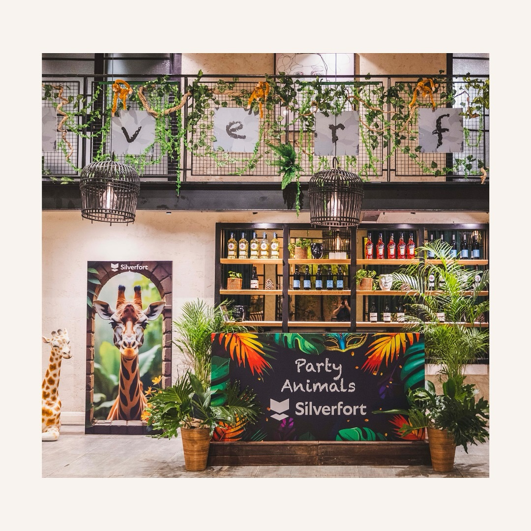עיצוב אירוע בקונספט ג’ונגל היה ממש אירוע פורים בלתי נשכח! מירק מגוון ושופע ועד דוגמאות של חיות אקזוטיות, כל פרט עוצב כדי להביא את הצד הפראי של הג׳ונגל לאירוע העסקי של חברת סילברפורט. 🦁🌿
מרגישים השראה ליצור עולם משלכם? בואו נגשים אותה! 🌟
#עיצובאירוע #נושאג’ונגל #אירועיםעסקיים #השראהלעיצוב #מטרותצמחייה #פראיואלגנטי #EventDesign #JungleTheme #CorporateEvents #DecorInspiration #GreeneryGoals #WildAndElegant