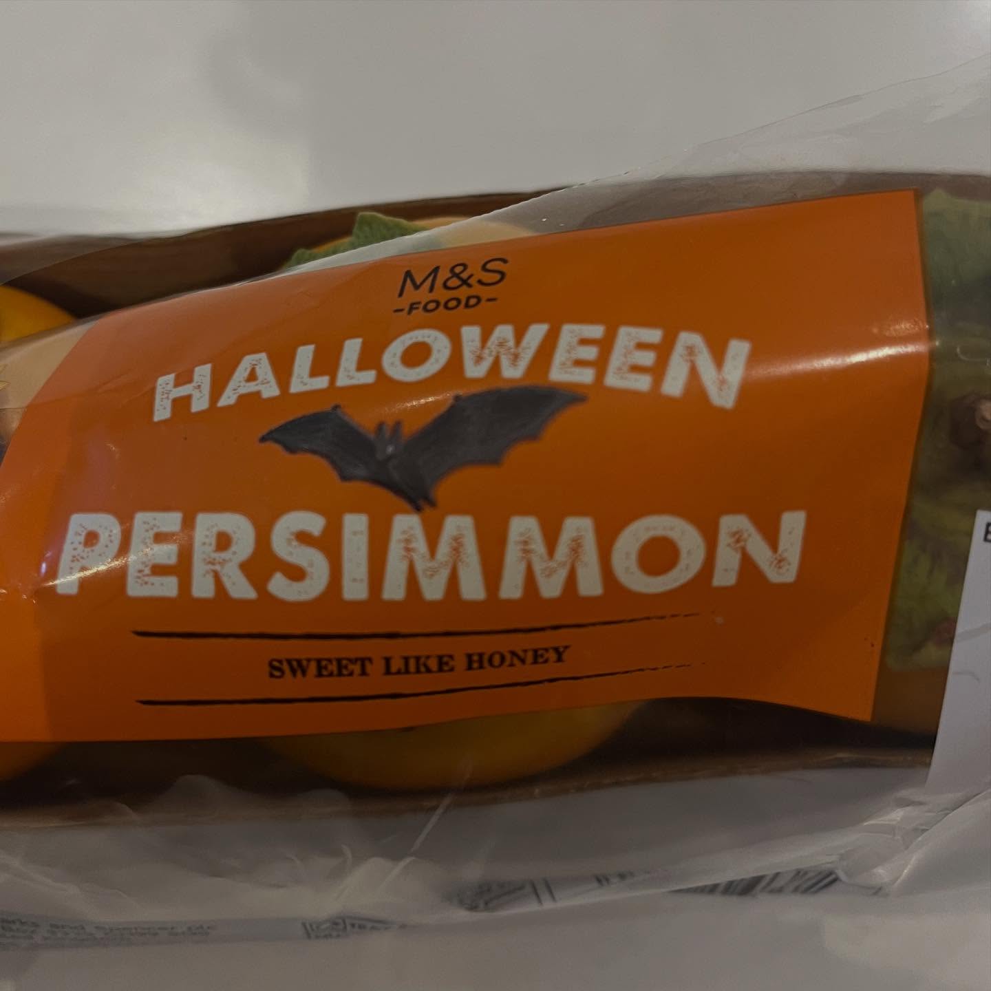 A Halloween treat worth handing out. If youâre under pressure to supply or eat Halloween treats then hereâs the answer.
Persimmons/Sharon Fruit are probably my favourite fruit but theyâre only available for a short time. Nutritionist approved!
I hear that @marksandspencerfood also offer a pot of blueberries as a treat with their Sparks card.
I used to tell clients to watch out for all the added sugar in M&S savoury food, and I still advise that people read labels. But there are definetly some winners in store these days.
Good work!
#halloween #sharonfruit #immunity #running