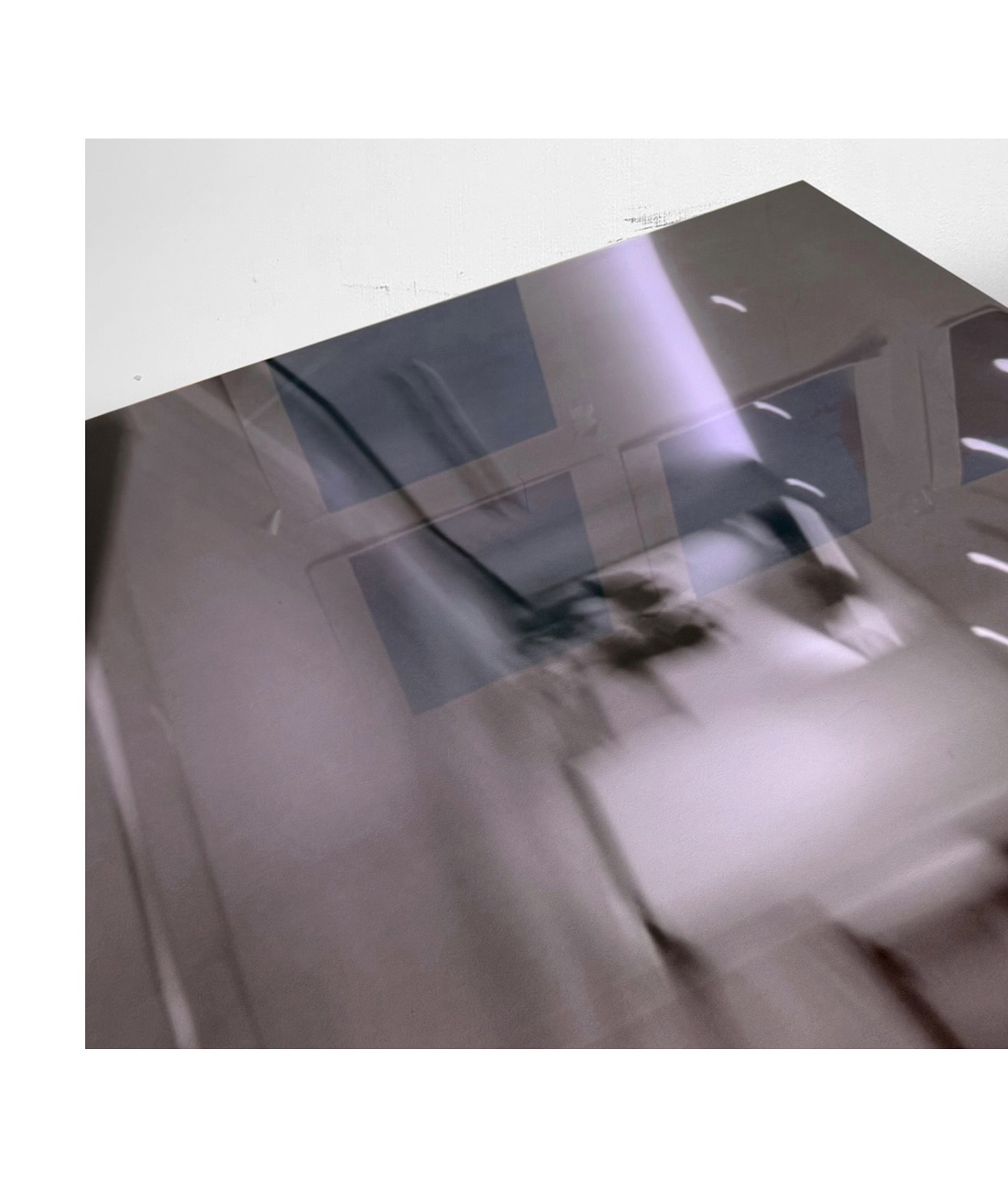 35.6579,139.7021 _Void
pigment print on washi, resin, oil on panel
1000mm × 750mm
This passage leads toward Shibuya Station.
A gaze toward spaces that refuse to become landscapes — the non-landscape of the city.
Its inorganic materials and hollow atmosphere seem to embody the essence of urban existence.
Here lies a quiet margin, unlike that of natural scenery.
渋谷駅に向かう地下通路です。
風景化されない場所への視線。都市の無風景。
無機質なマテリアルと空虚な空間は、都市を
象徴しているように感じます。
自然風景とは異なる、静かな余白が存在します。
•
•
•
•
•
#soloexhibition #arttokyo
#contemporaryart #landscapeart #photoart #mixedmediaart
#washiart #resinart #abstractlandscape #artandmemory
#japaneseartist #artcollector #artfeature #artinstallation
#beyondlandscape #artinspiration