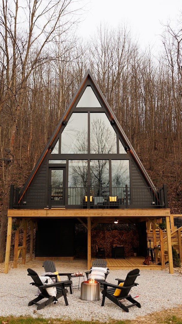 🎬 3 mois de travaux. Plus d’un an de vision. Et ça commence à prendre vie.
Quand j’ai imaginé ce lieu, je voulais bien plus qu’une maison : je voulais créer un univers.
Un espace vivant, qui reflète l’âme de la marque et plonge dans une vraie expérience.
Quelque chose qu’on ressent, plus qu’on ne regarde.
Ces derniers mois ont été intenses.
Du stress, des imprévus, des décisions sans fin… et pourtant, à chaque étape, je vois le rêve se construire, petit à petit.
Ce n’est pas encore fini — loin de là — mais le projet commence enfin à ressembler à ce que j’avais dans la tête depuis le tout début.
Derrière chaque poutre, chaque détail, il y a des mois de réflexion, de démarches, de passion.
Et aujourd’hui, voir cette A-frame prendre forme, c’est un mélange d’émotion, de fierté et d’impatience.
Parce que ce lieu, ce n’est pas juste pour moi.
C’est pour vous.
Pour vous accueillir, vous faire vivre un moment, une ambiance, un univers.
Le plus beau reste à venir✨
Merci pour le soutien énorme autour de ce projet et merci aux proches qui s’investissent dedans comme jamais 🫶
J’ai trop hâte de vous y retrouver 🤍
#travaux #autoconstruction #aframe #aframecabinn#cabin #travauxencours #travauxmaison #dreamproject #fromvisiontoreality #makingithappen #aframeproject #logementatypique #thewildwhispers