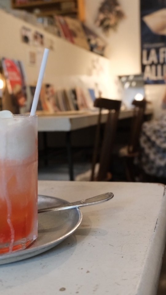 Qu'y a-t-il après la mort ? Rendez-vous le 31 octobre en librairie pour le découvrir 💀
En attendant, les @editions_octoquill et moi-même vous faisons passer brièvement de l'Autre-Côté avec un extrait du prologue du "Bureau des Âmes: Livre I - La Dame en noir" 🖤
Mots-clés: littérature de l'imaginaire - thriller fantastique - livresque - roman - young adult - sortie littéraire - ésotérisme - vie après la mort - prologue
Hashtags: #bookstagramfrance #bookstagram #bookstagramfr #livresque #littérature #livreyoungadult #litteraturedelimaginaire #fantasy #thrillerfantastique #esotérisme #paranormal