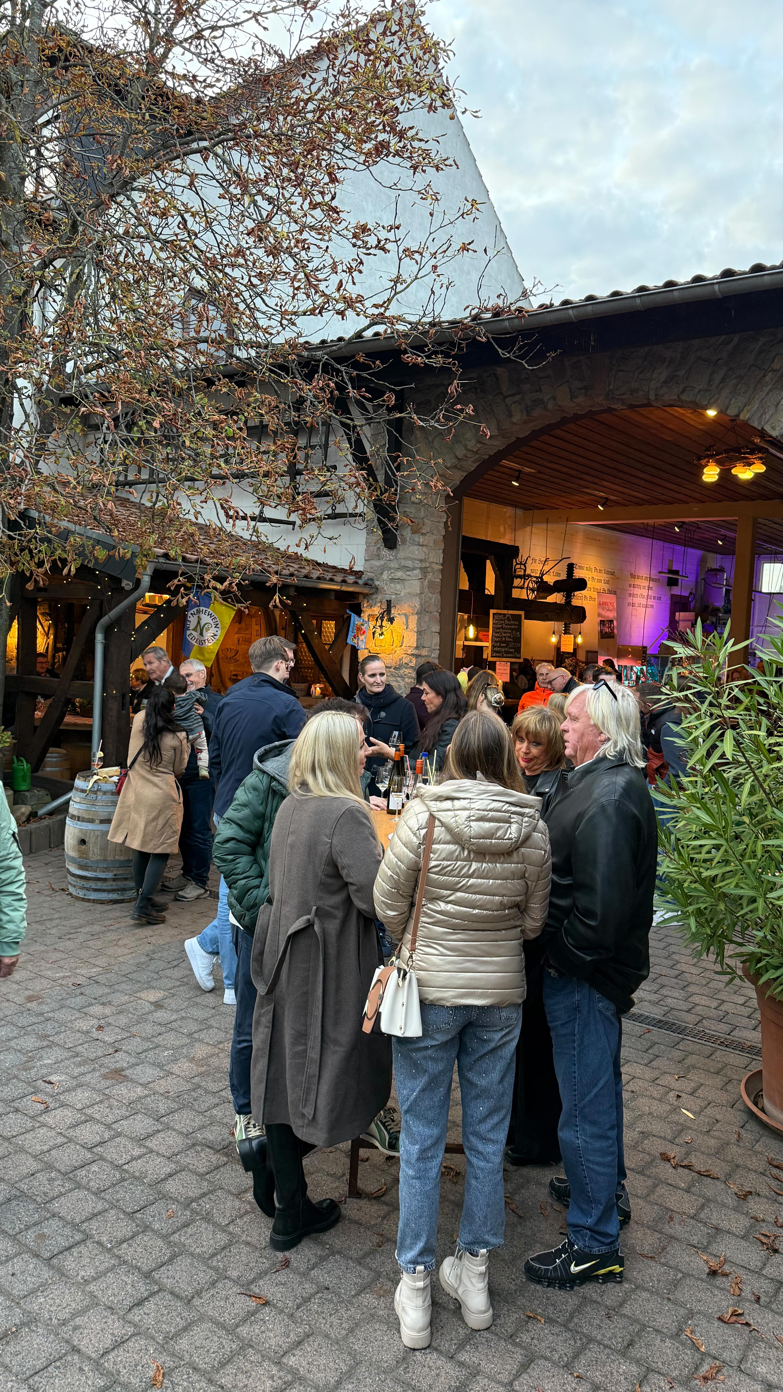 STOCKFEST 🍷
Das war das Stockfest 2025 - wir haben die Ernte gefeiert, getanzt und auf einen großartigen neuen Jahrgang angestoßen! 🧡
Danke an alle, die dabei waren und das Weingut mit so viel Leben gefüllt haben! 🤩🙌🏼
#stockfest #lorenzundsoehne #erntedank #wine #wein #weinlandnahe #nahewein #badkreuznach #nahe #weingut #ernte2025 #weinlese #weinparty #party #event