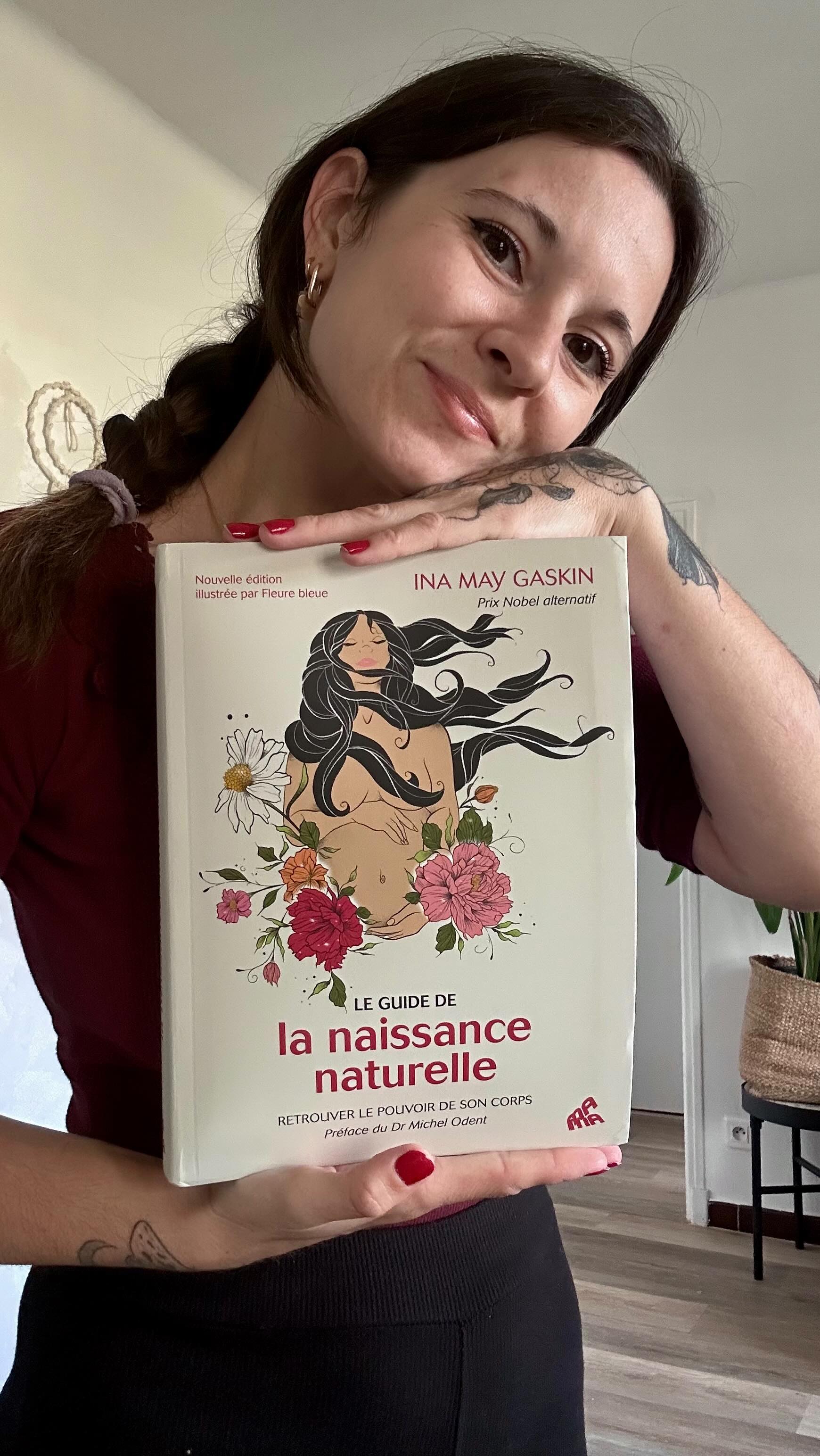Il y a quelques mois @mamaeditions m’a contacté pour illustrer la nouvelle édition du Guide de la Naissance Naturelle de Ina May Gaskin 🥰✨
Aujourd’hui j’ai la joie d’enfin pouvoir vous partager ce travail fait dans l’ombre et de l’honorer de lumière 🌞
Le livre sera disponible à partir du 22 octobre dans vos librairies, et tout bientôt sur la boutique 🔥
Des dessins inspirés des récits du livre, pour célébrer la puissance du corps des femmes et la force de la naissance.
Merci @mamaeditions pour cette belle collaboration et particulièrement un grand merci à @daniela.barroso.editrice 🥰🥰🥰
PS. Je prépare un nouveau projet qui sera édité aux Mama Édition 🤫 SOON SOON
#illustrationnaissance #accouchement #accouchementnaturel #accouchementphysiologique #naissancenaturelle #inamaygaskin #mamaeditions #maternité #accouchement #doula #sagefemme